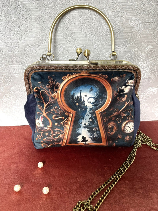 Détail côté velours bleu nuit et chaîne bronze pochette artisanale Le Comptoir de Suzanne.