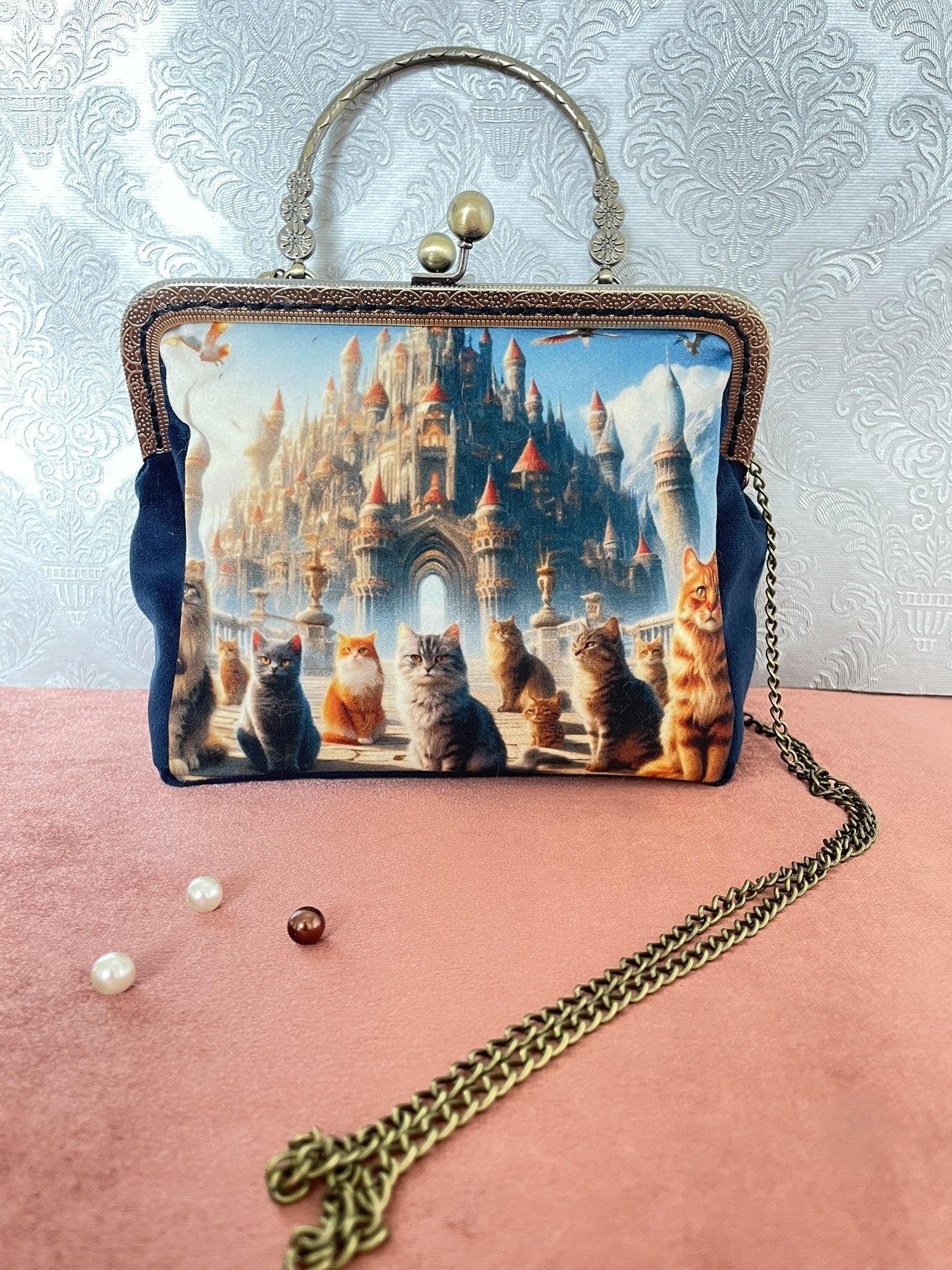 Profil de la pochette artisanale en velours bleu avec chaîne bronze et illustration chats