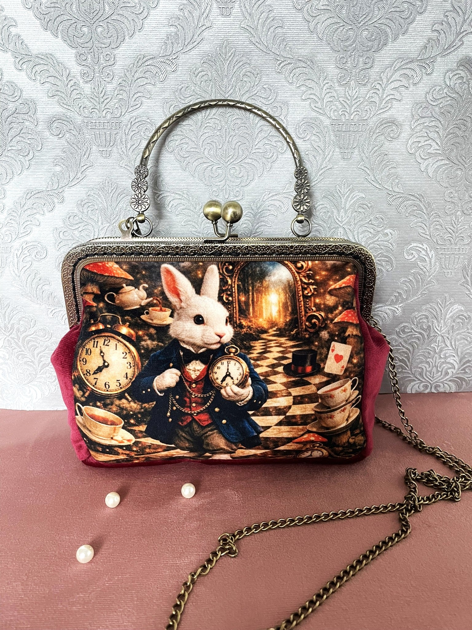 Vue de face du sac rétro illustrant le Lapin Blanc en costume avec sa montre à gousset dans un décor de forêt enchantée, tasses de thé et cartes à jouer