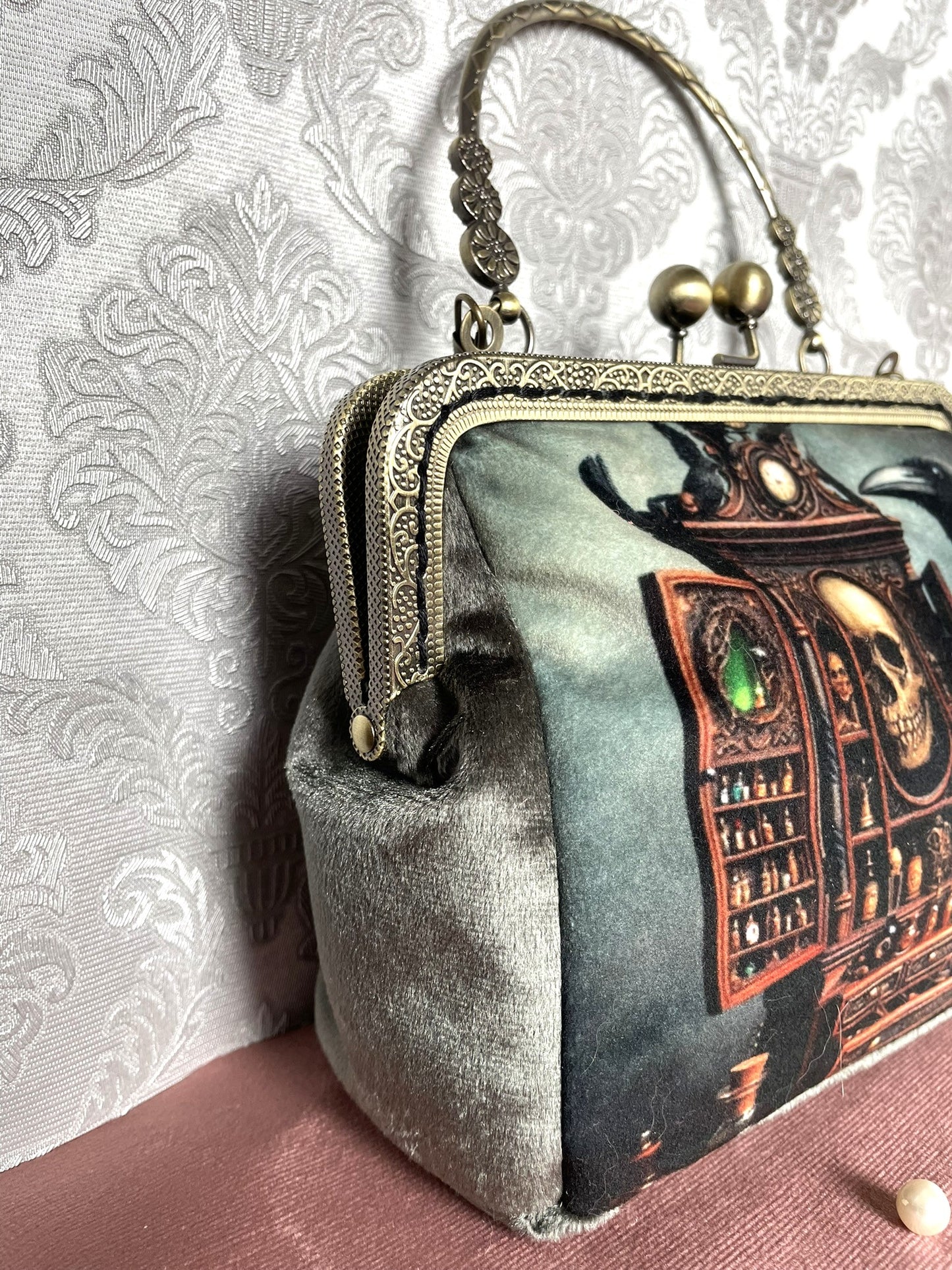 Détail du soufflet de côté en velours  et de la monture rétro métallique gravée sur la pochette gothique Le Comptoir de Suzanne.