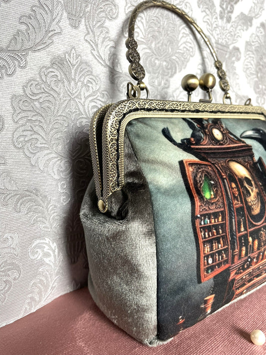 Détail du soufflet de côté en velours  et de la monture rétro métallique gravée sur la pochette gothique Le Comptoir de Suzanne.