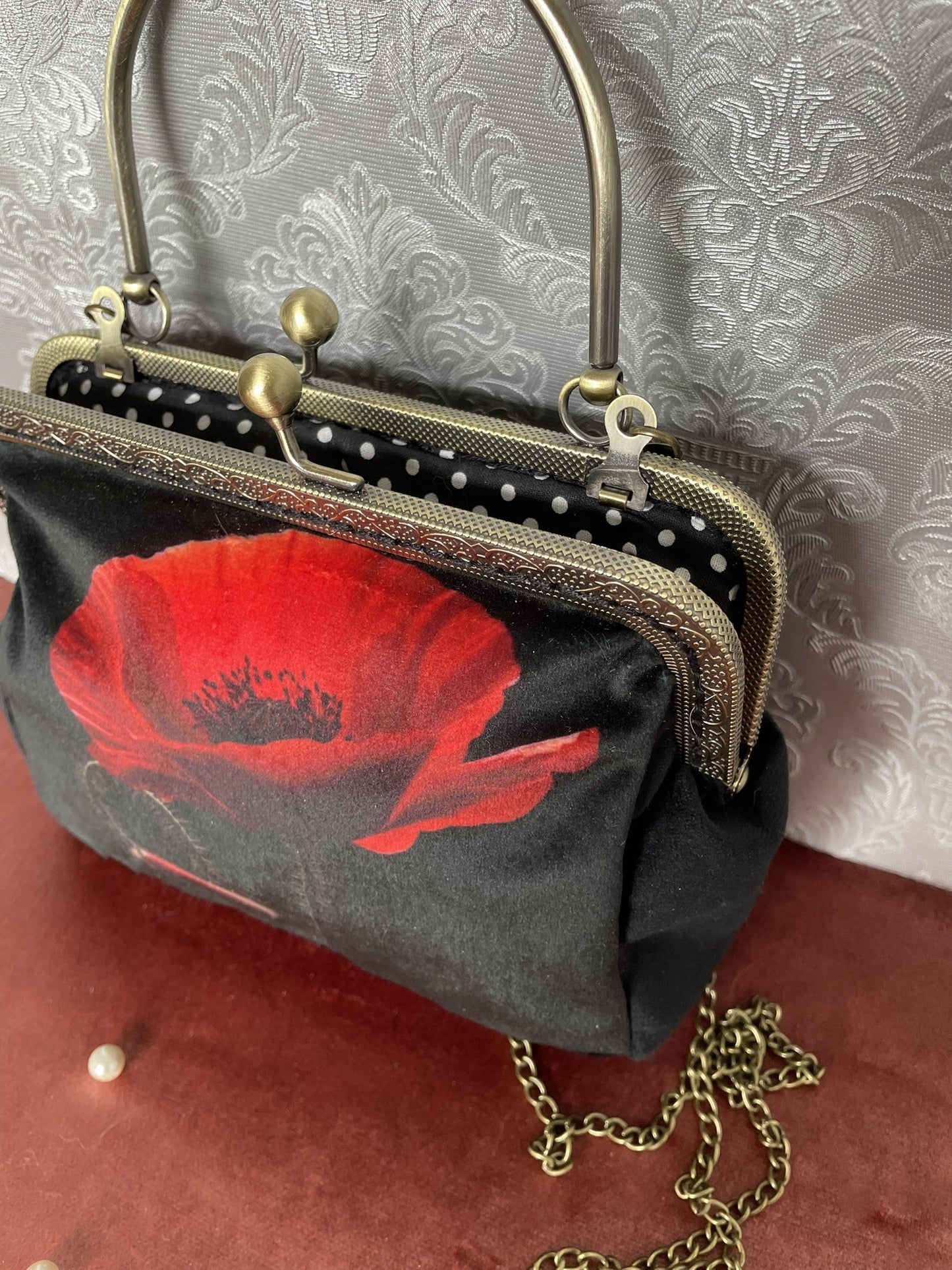 Sac rétro avec coquelicot rouge sur fond noir et fermoir Kiss-Lock.
