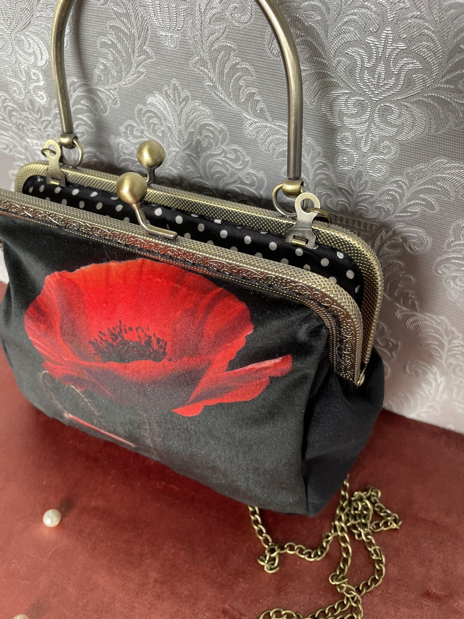 Sac rétro avec coquelicot rouge sur fond noir et fermoir Kiss-Lock.