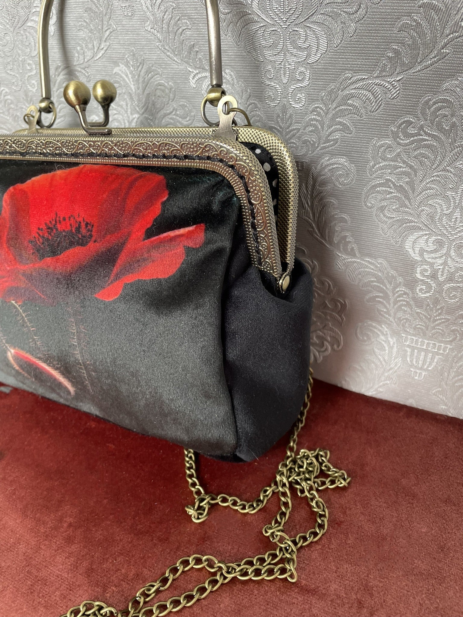 Pochette artisanale coquelicot, armature bronze et chaîne métallique.