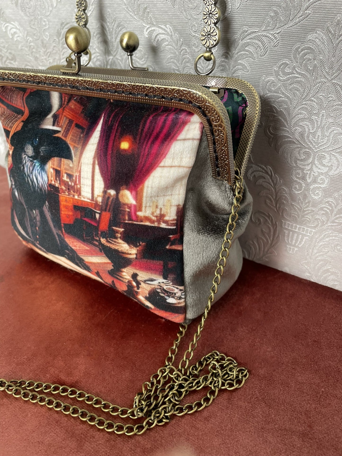 Sac vintage décor bibliothèque ancienne avec corbeau en haut-de-forme.