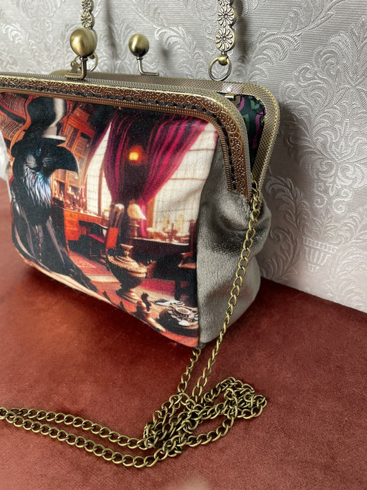 Sac vintage décor bibliothèque ancienne avec corbeau en haut-de-forme.