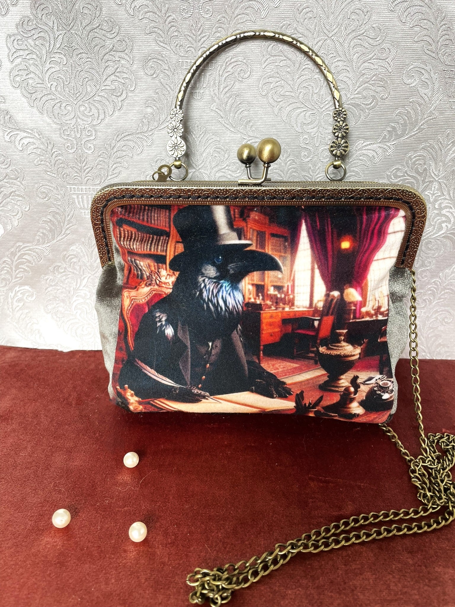 Pochette steampunk avec corbeau en habit victorien et armature effet bronze.