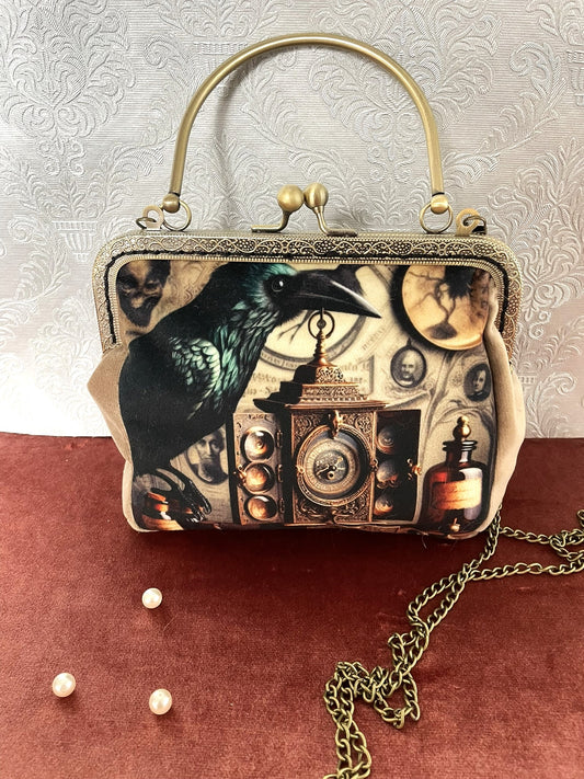Pochette steampunk avec corbeau noir et décor victorien, armature bronze.