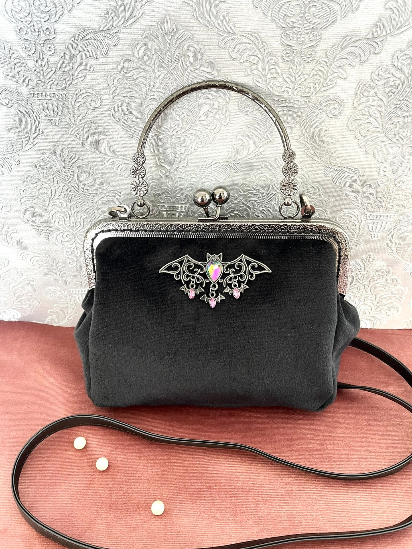 Sac bandoulière rétro en velours noir orné d'une broche chauve-souris gothique en métal argenté et strass roses - Création artisanale Le Comptoir de Suzanne.