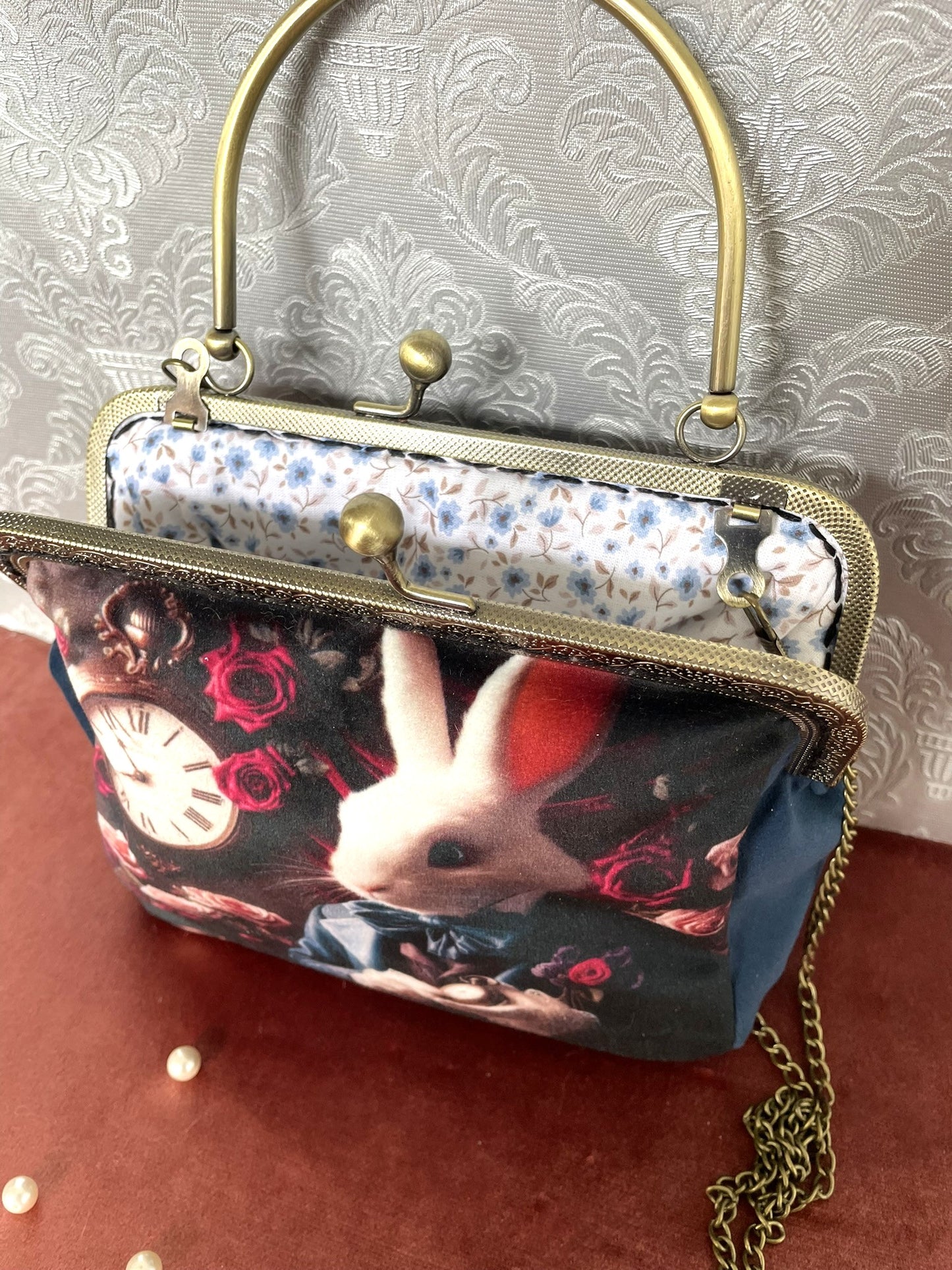 Pochette artisanale lapin d’Alice, armature bronze et roses.