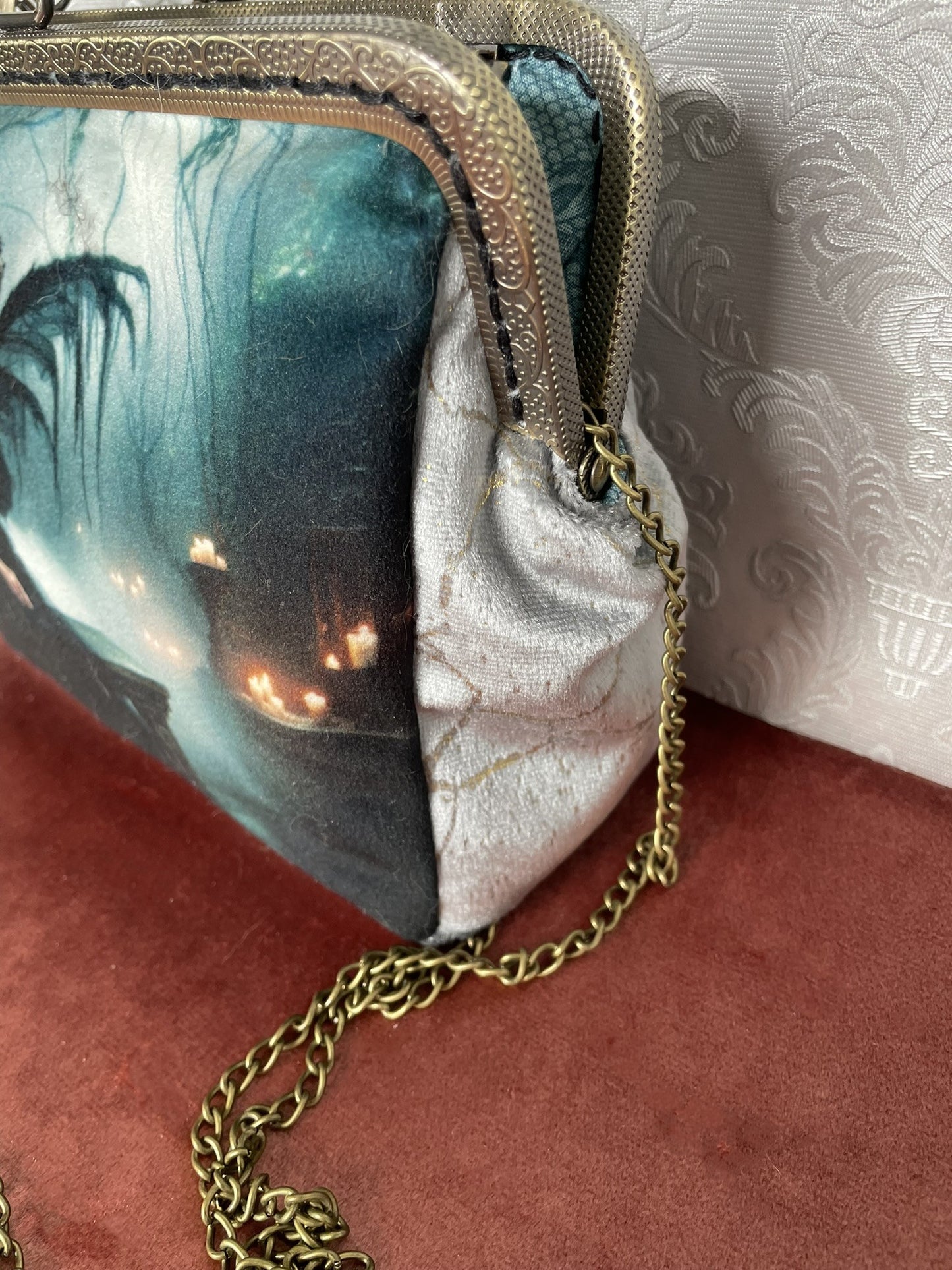 Pochette artisanale forêt enchantée, armature effet bronze et chaîne métallique.