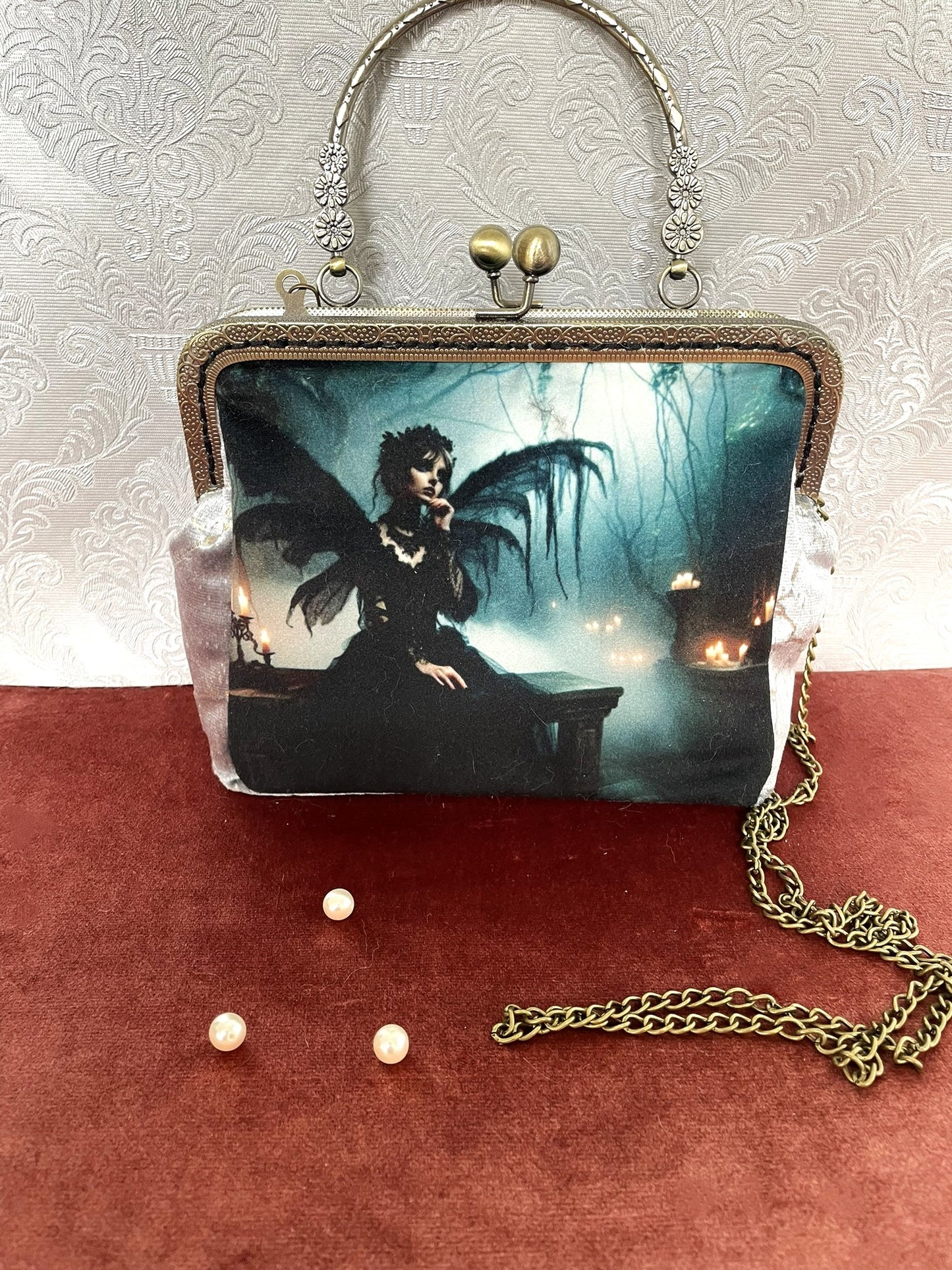 Pochette fantasy avec scène nocturne en forêt et armature effet bronze.