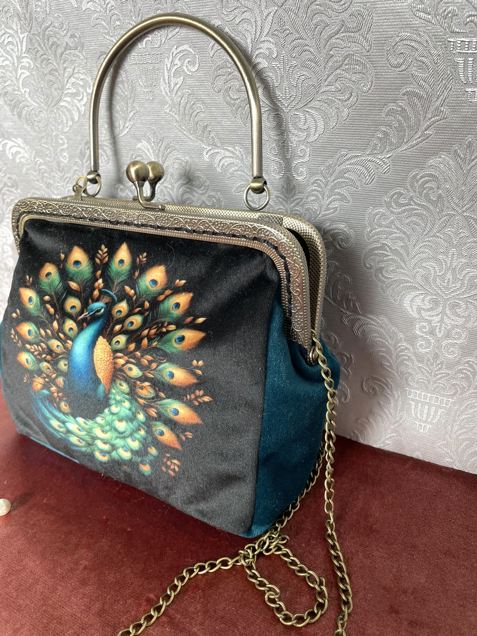 Sac rétro avec motif de paon et fermoir Kiss-Lock bronze.