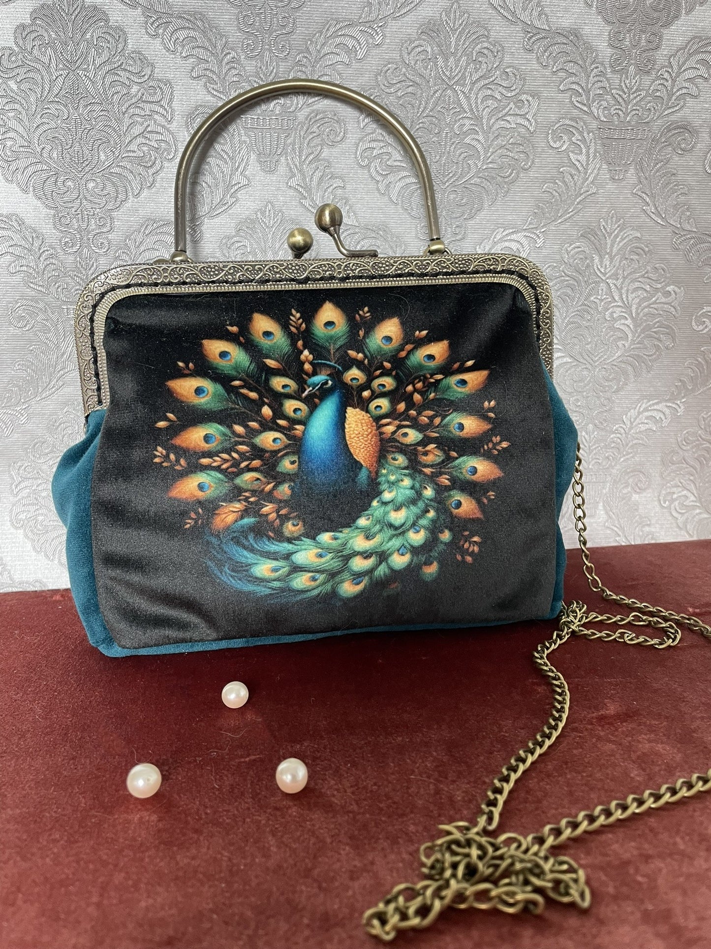 Pochette vintage avec illustration de paon et armature bronze.