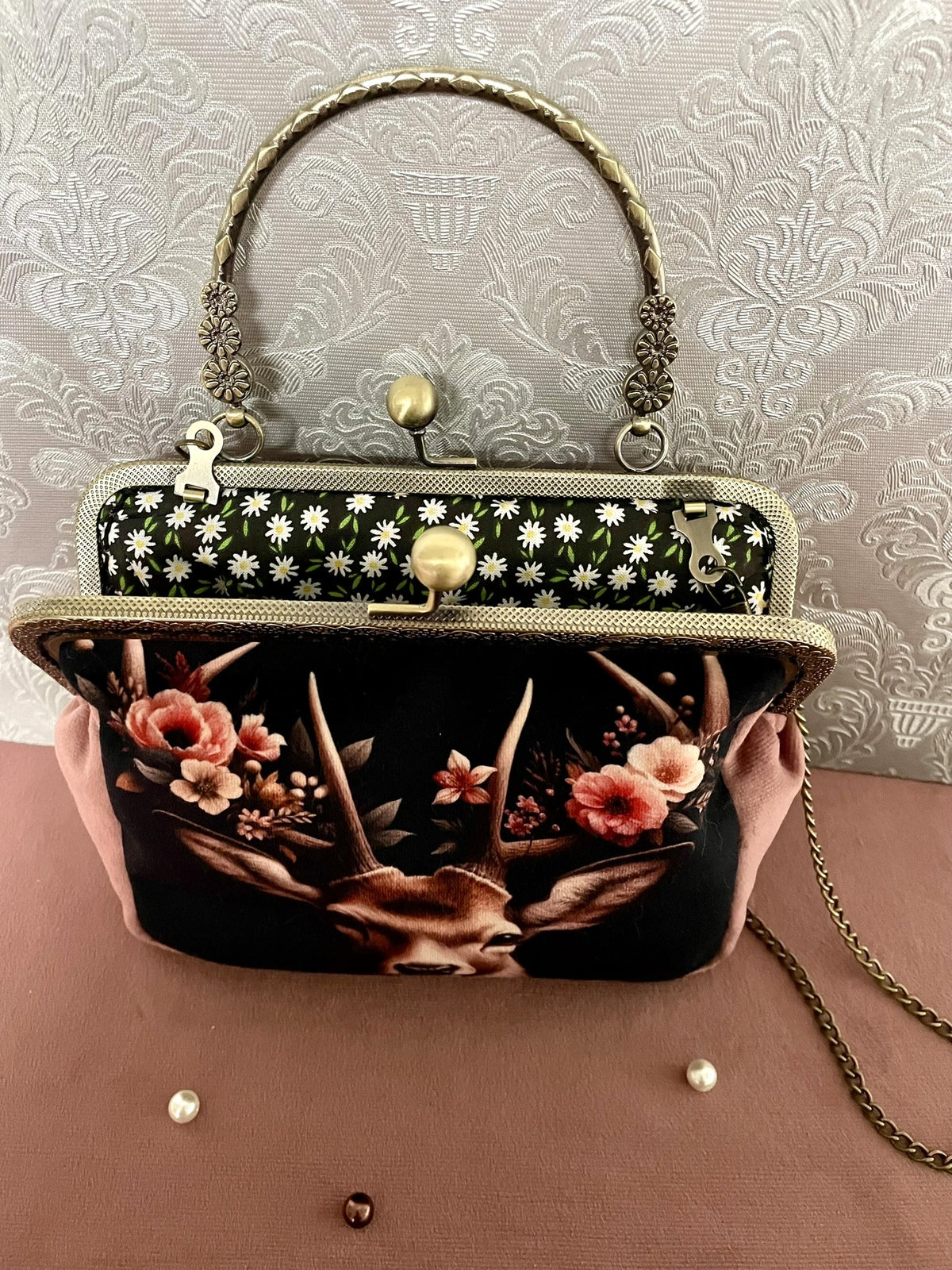 Vue rapprochée du fermoir ouvert couleur bronze et doublure coton marguerites blanches pochette cerf Le Comptoir de Suzanne