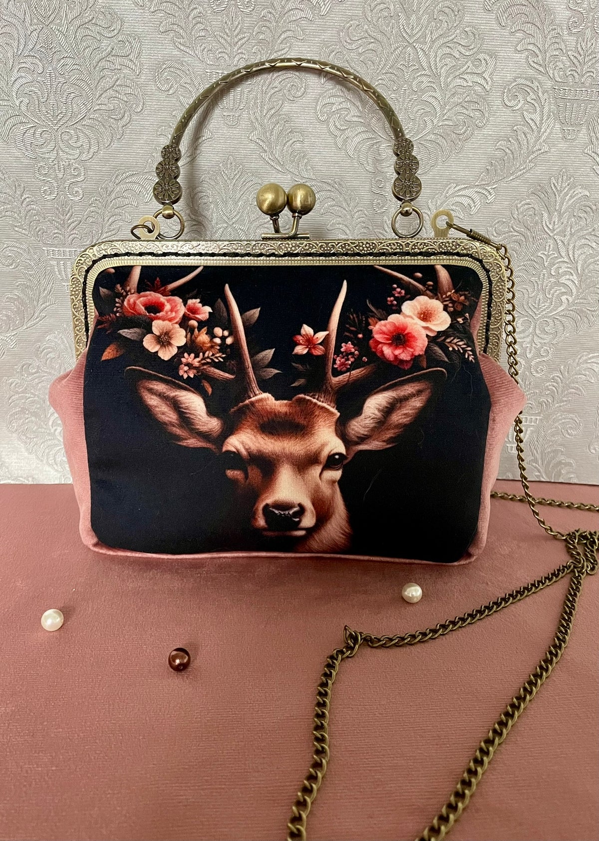 Pochette rétro en velours rose poudré motif cerf majestueux et fleurs avec poignée et chaîne bronze Le Comptoir de Suzanne