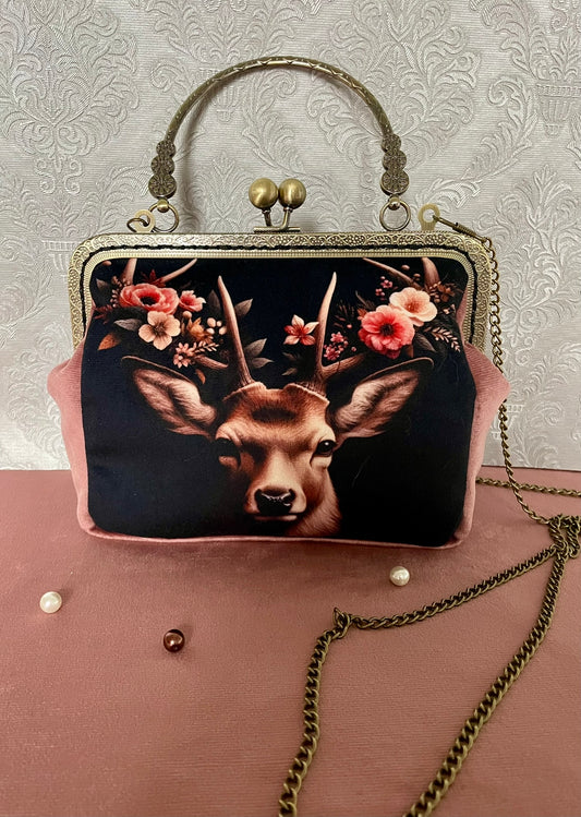 Pochette rétro en velours rose poudré motif cerf majestueux et fleurs avec poignée et chaîne bronze Le Comptoir de Suzanne