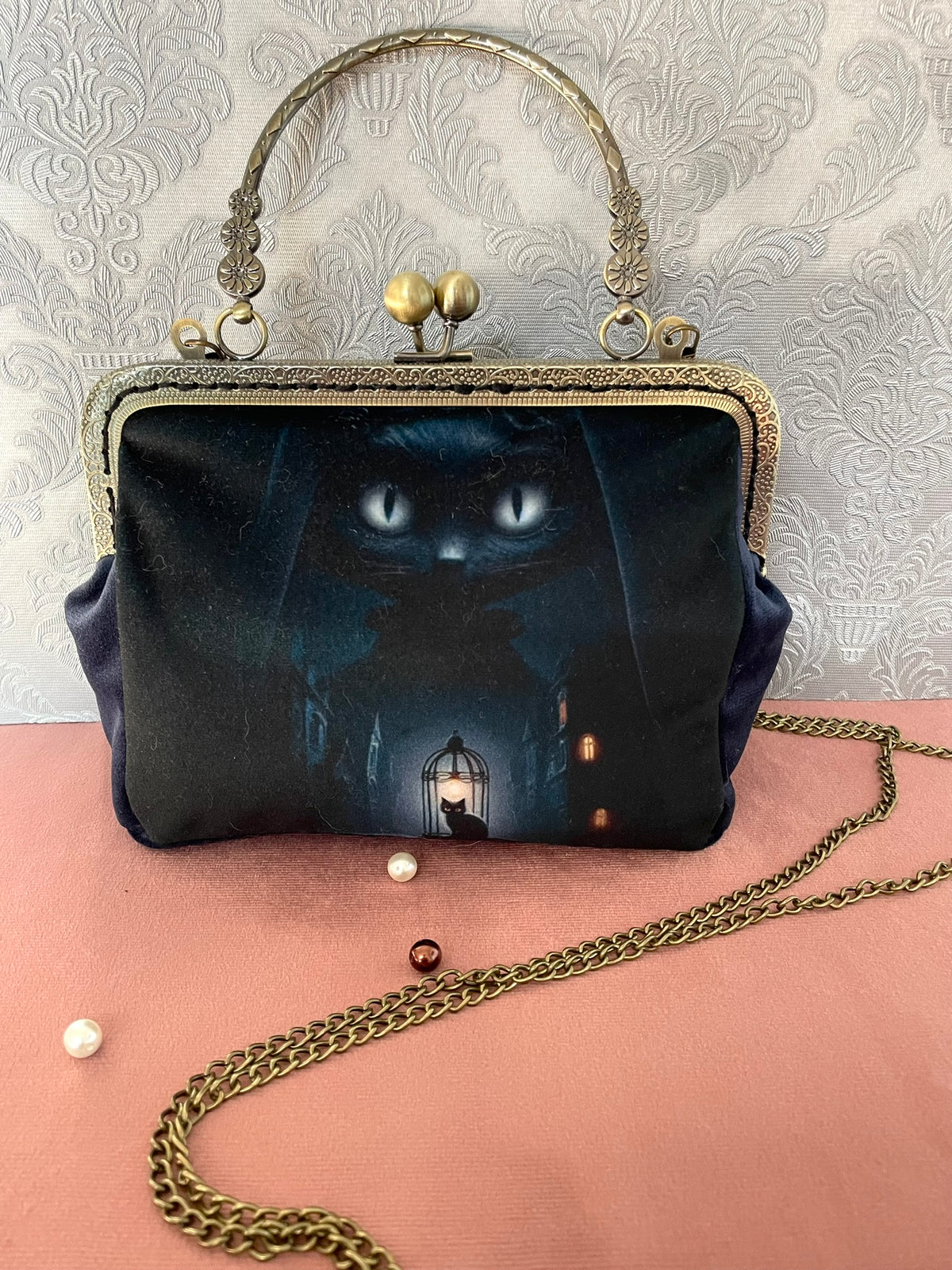 Vue de face sac rétro motif chat mystique et poignée couleur bronze Le Comptoir de Suzanne