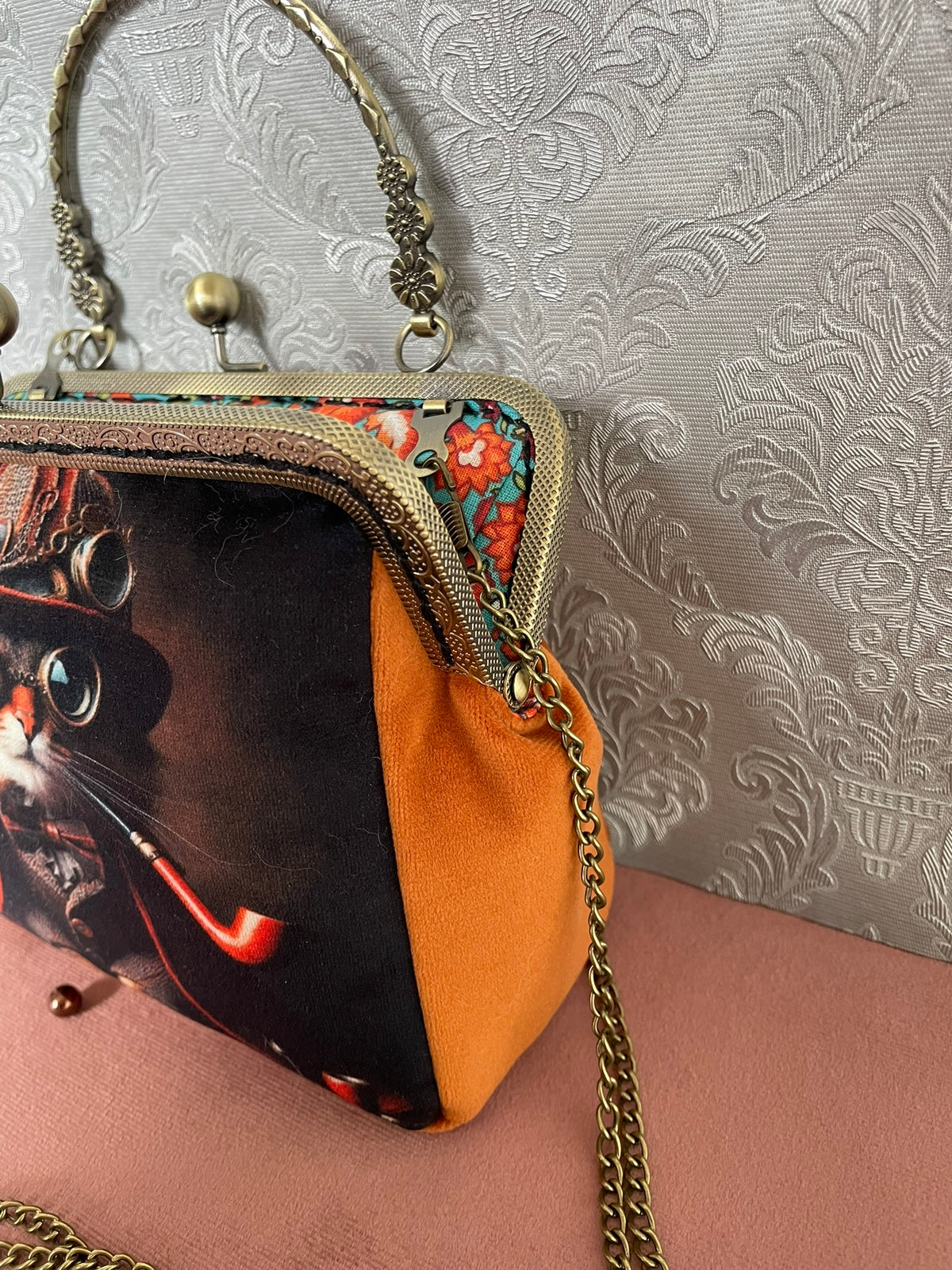 Vue de profil pochette retro velours orange Le Comptoir de Suzanne