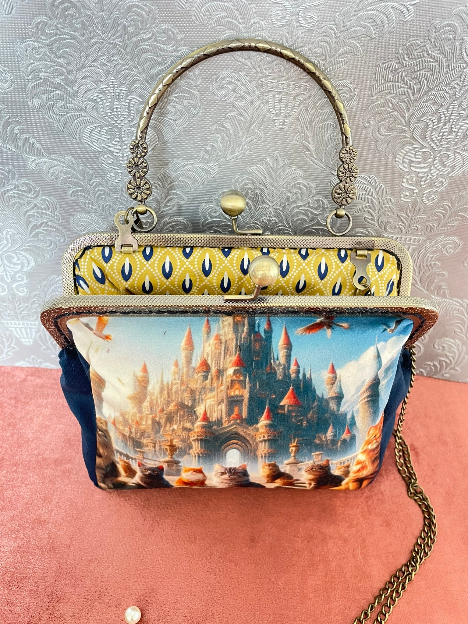 Vue ouverte de la pochette révélant la doublure intérieure motif moutarde et bleu.