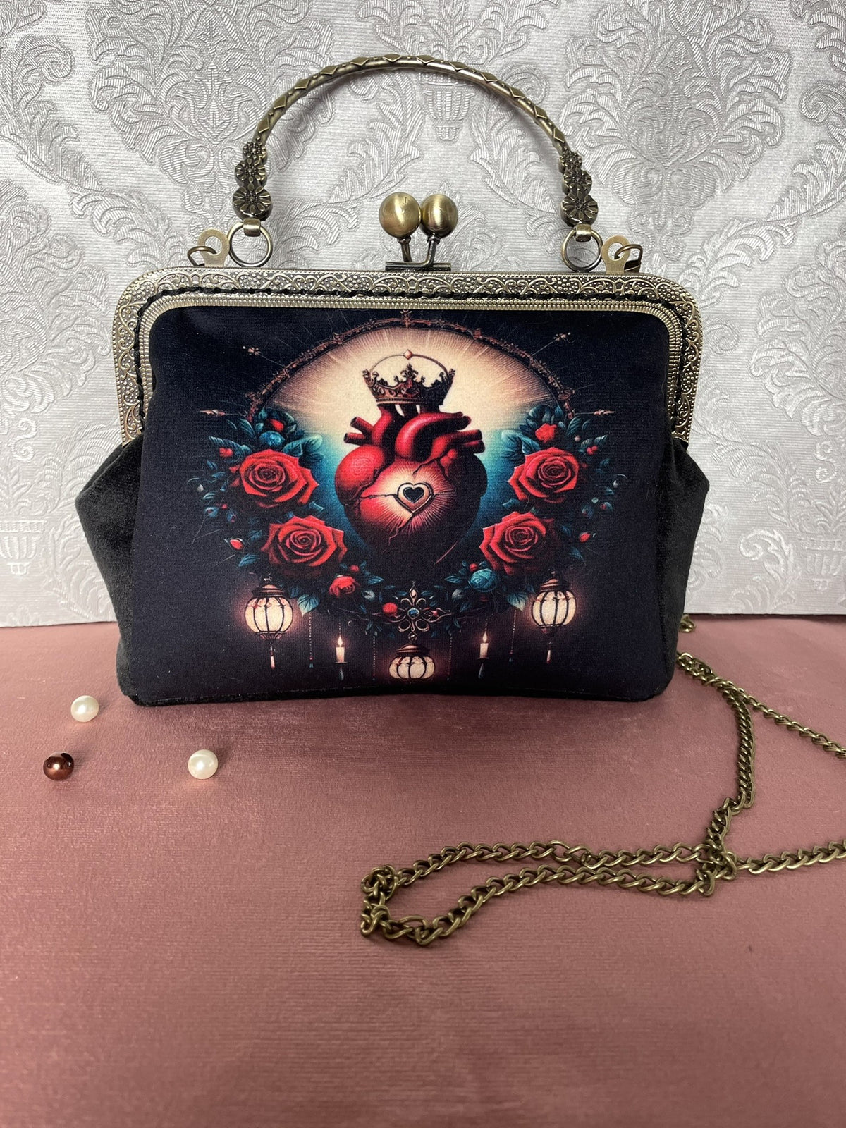 Pochette rétro cœur sacré en velours noir avec poignée ciselée et chaînette de couleur bronze Le Comptoir de Suzanne