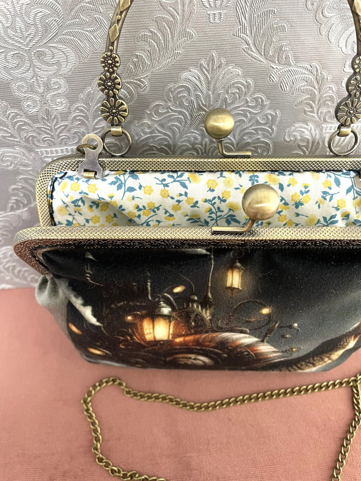 Vue interieure doublure coton fleurie jaune de la pochette retro steampunk