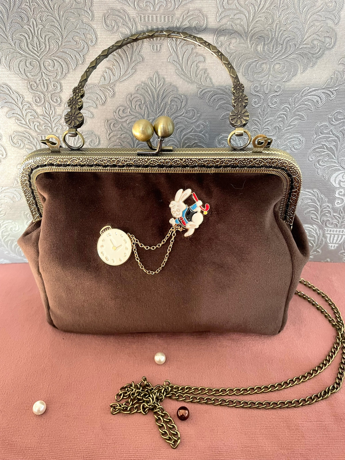 Vue de face pochette rétro bijou lapin blanc et montre à gousset avec bandoulière Le Comptoir de Suzanne