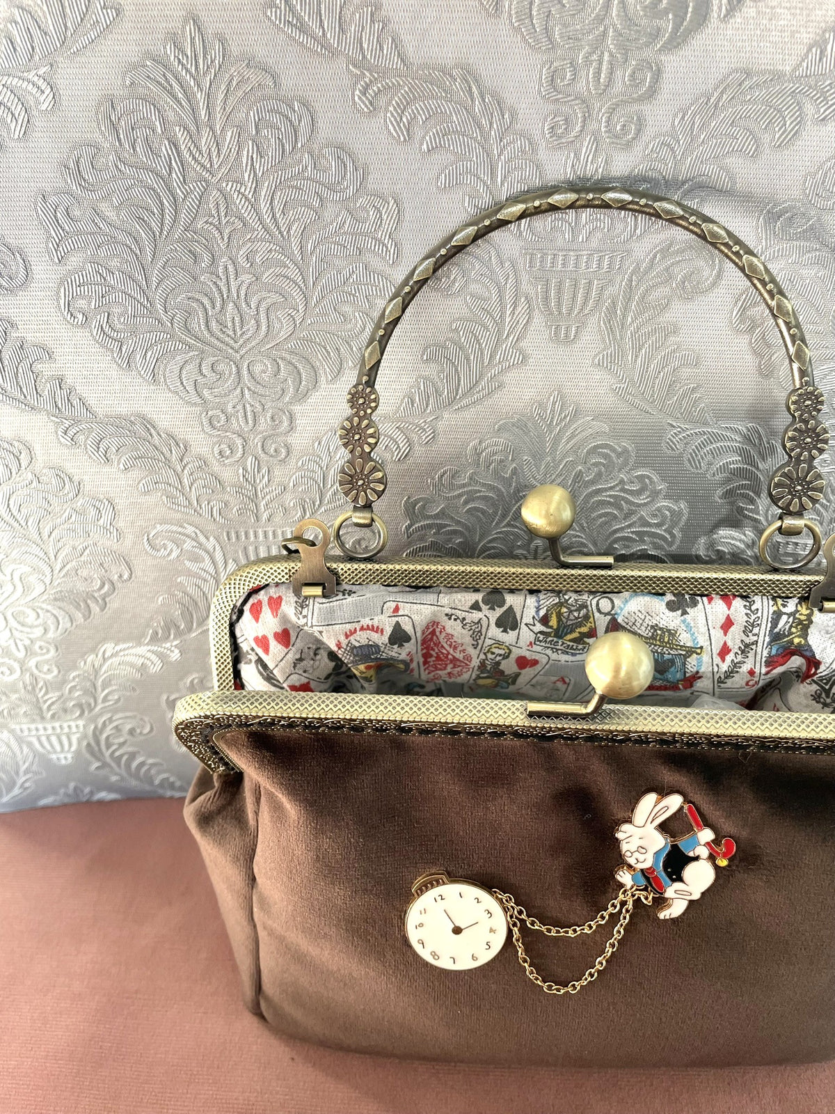 Vue ouverte de la pochette rétro en velours marron chocolat et doublure cartes à jouer Le Comptoir de Suzanne