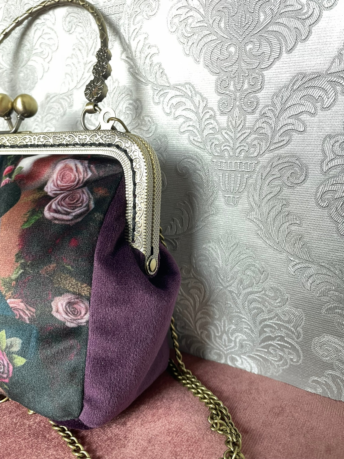 Vue de profil pochette retro velours prune et chainette bronze Le Comptoir de Suzanne