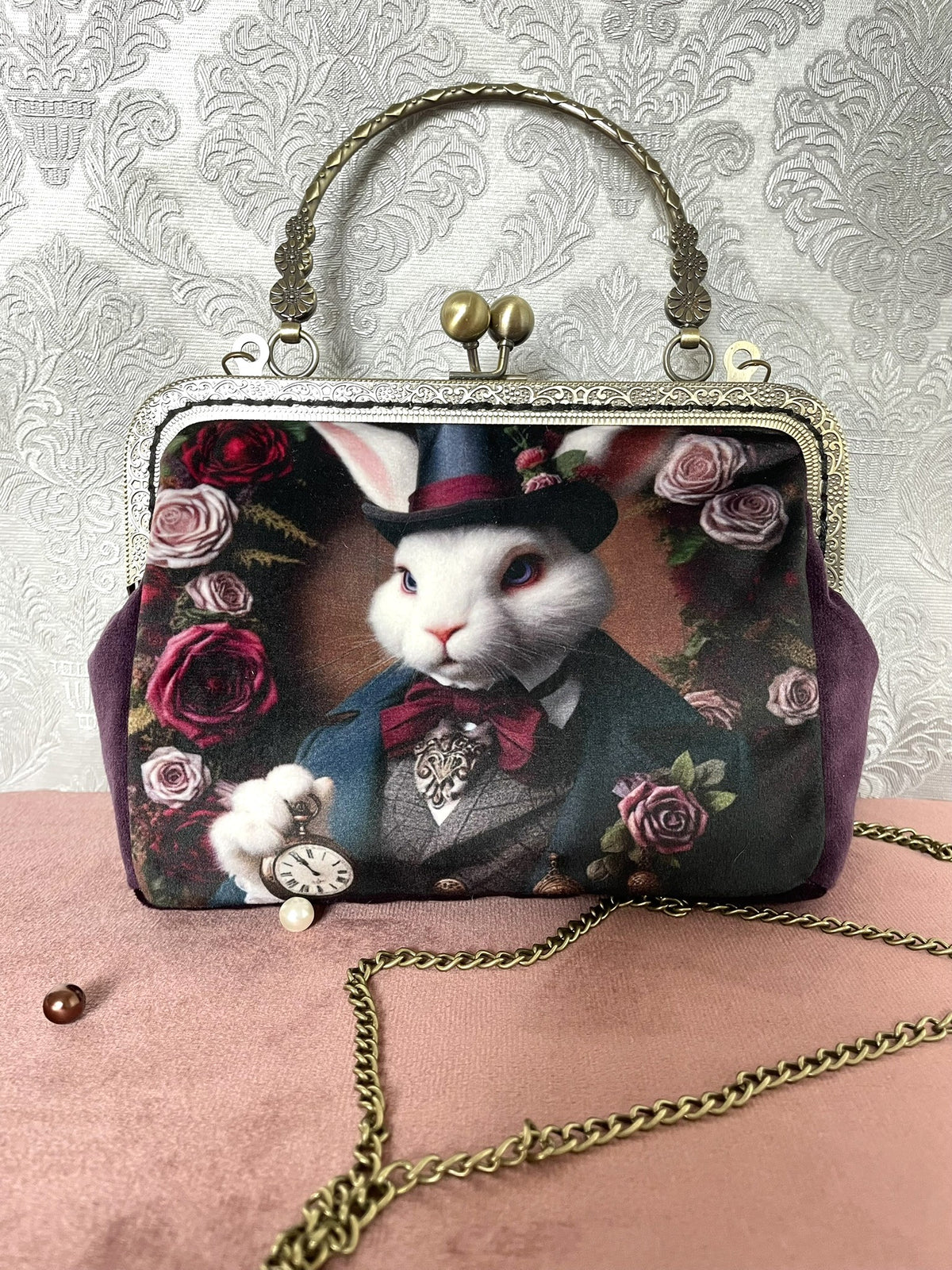 Pochette retro velours prune motif lapin en retard dandy Le Comptoir de Suzanne