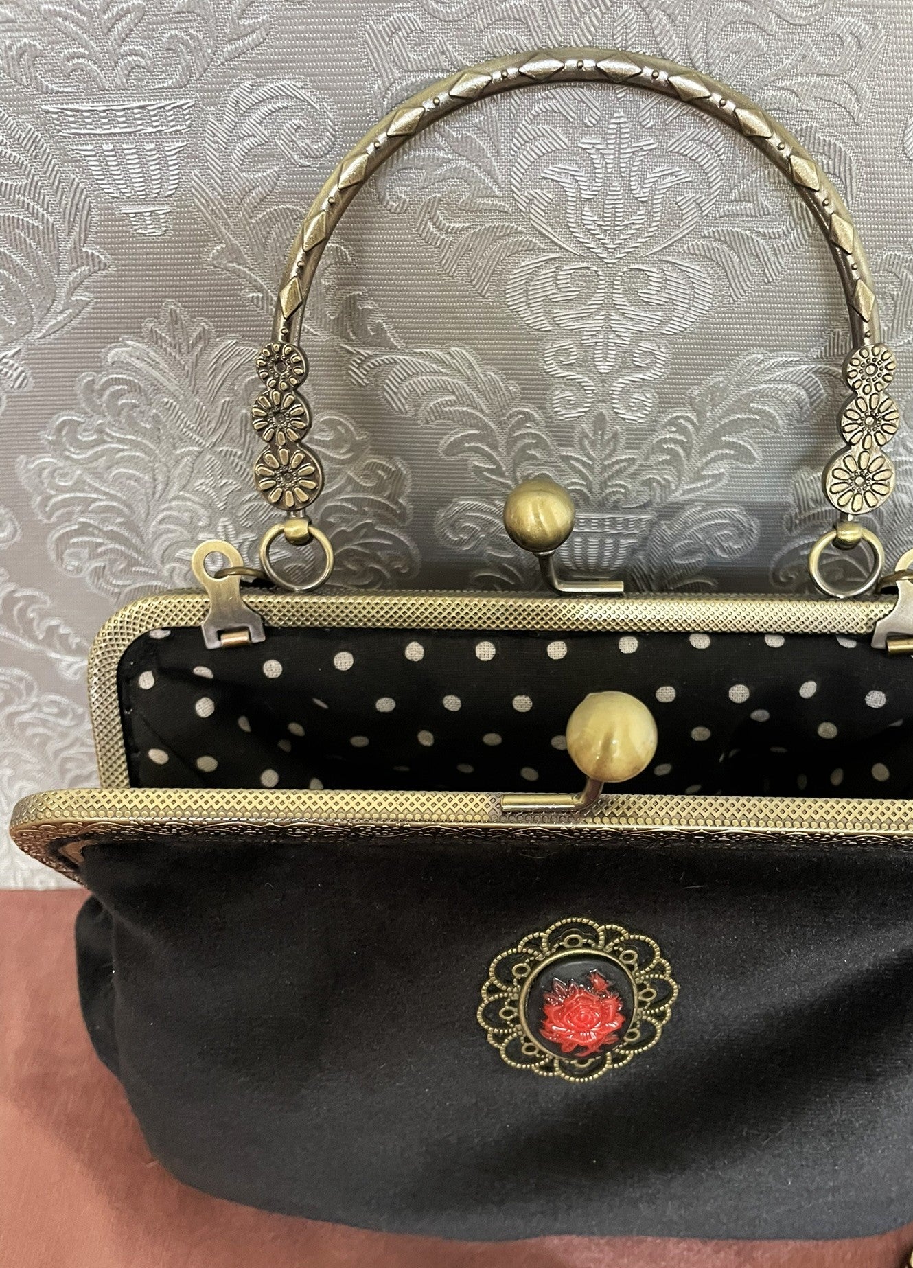 pochette-retro-velours-noir-doublure-pois-blancs-vintage.jpg