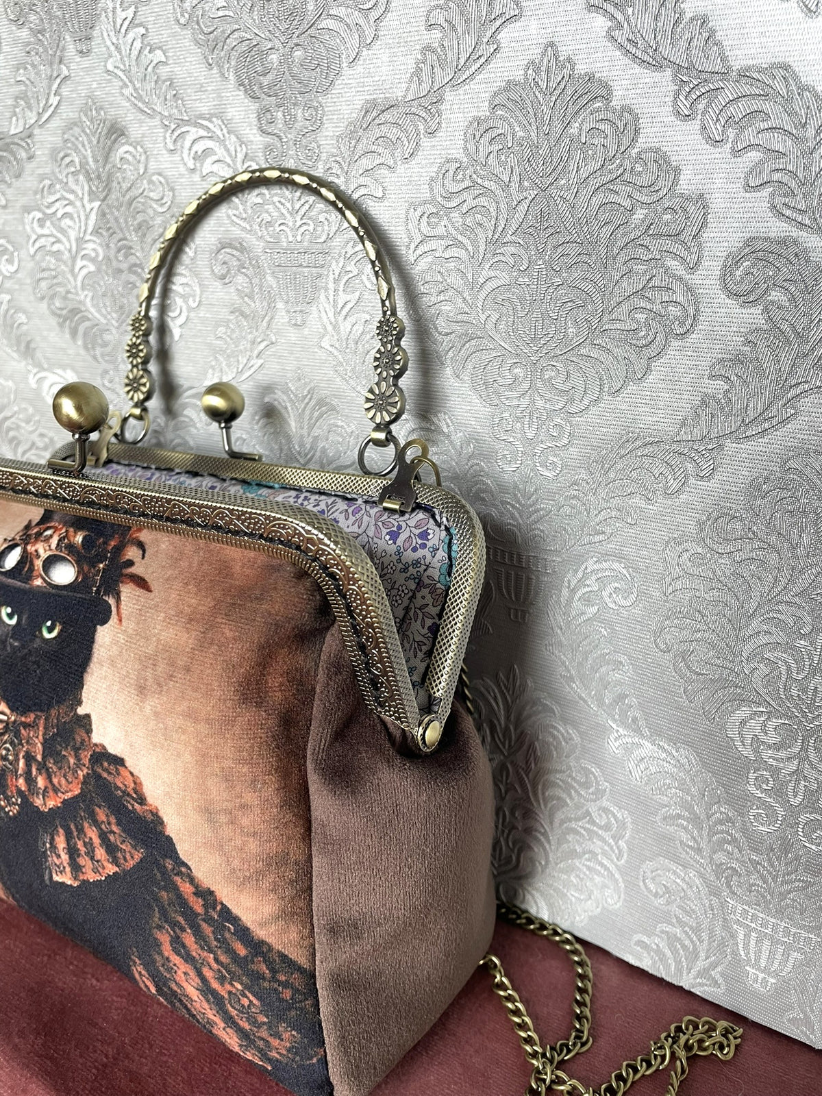 Vue de trois-quarts de la pochette rétro en velours marron avec fermoir couleur bronze Le Comptoir de Suzanne