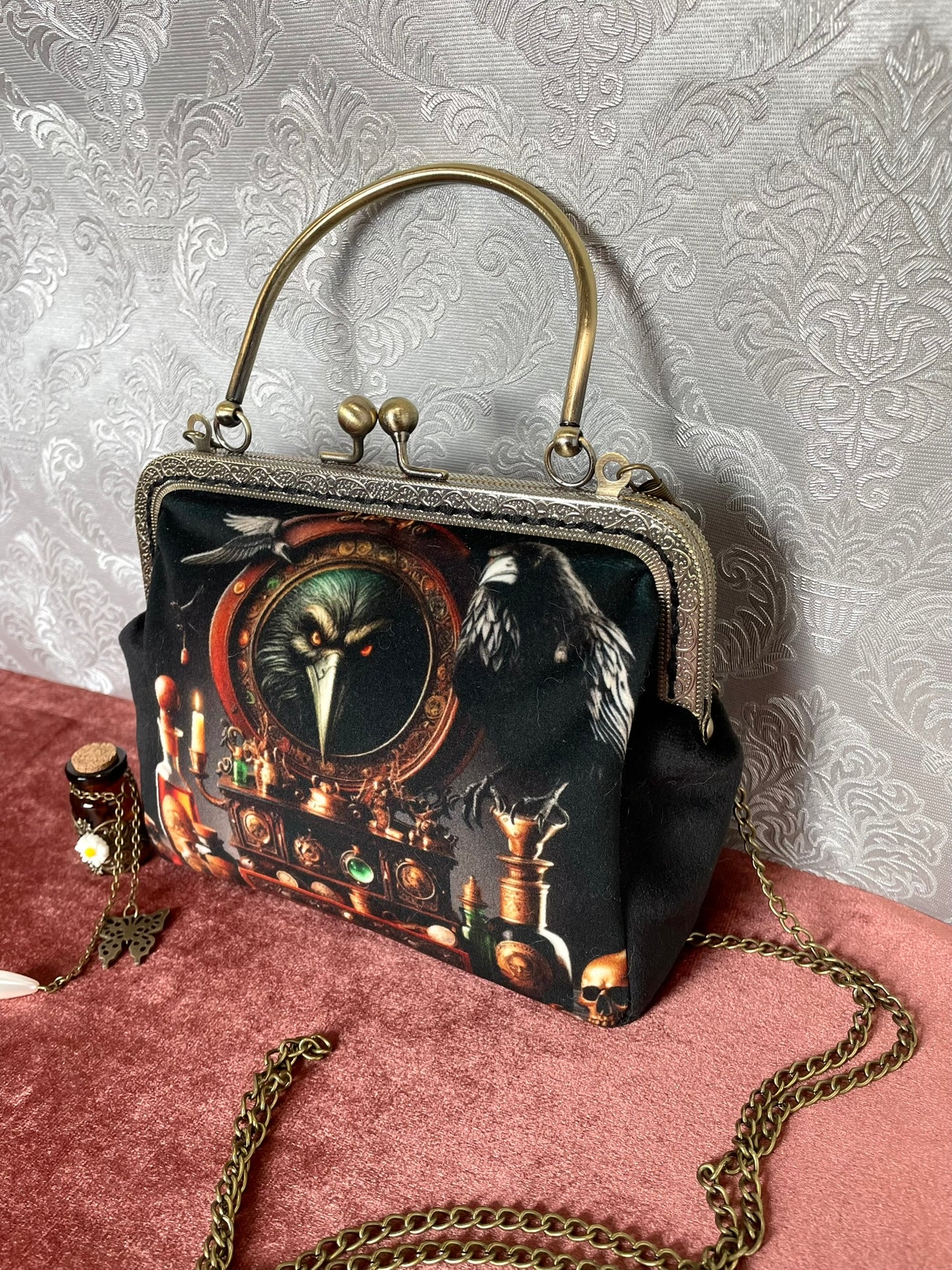 Pochette de soirée en velours et sa poignée rigide ciselée