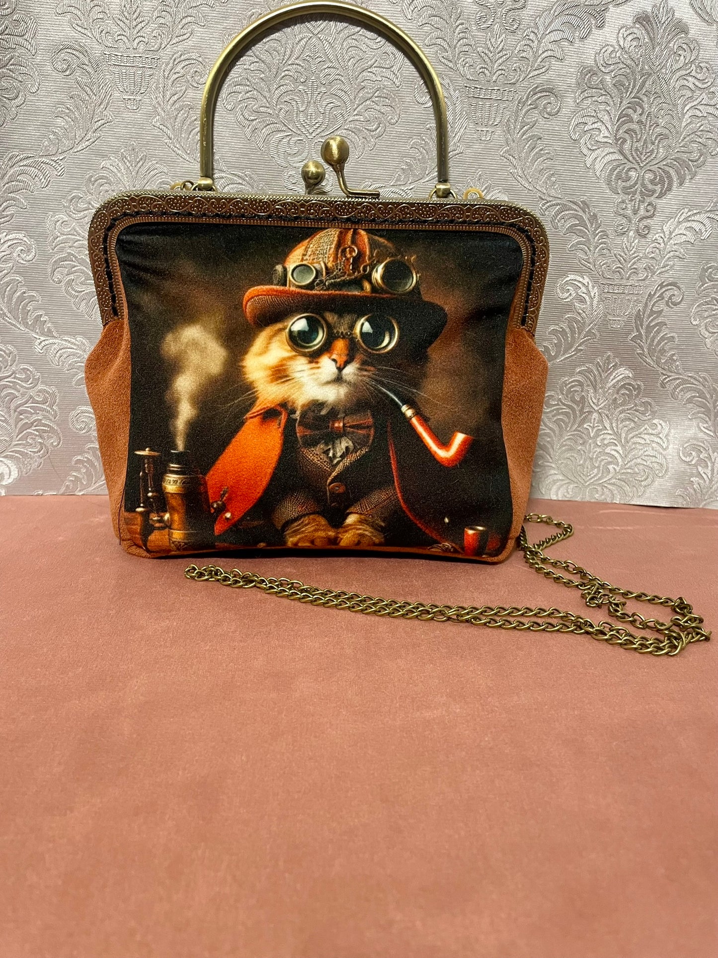 Pochette rétro en velours illustré style victorien avec son fermoir effet bronze.