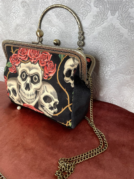 pochette-vintage-skulls-roses-doublure-fleurie.jpg