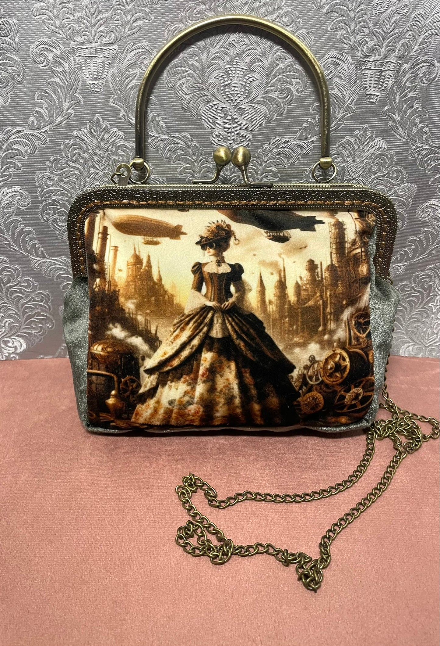 Pochette rétro en velours vert sauge et textile illustré.