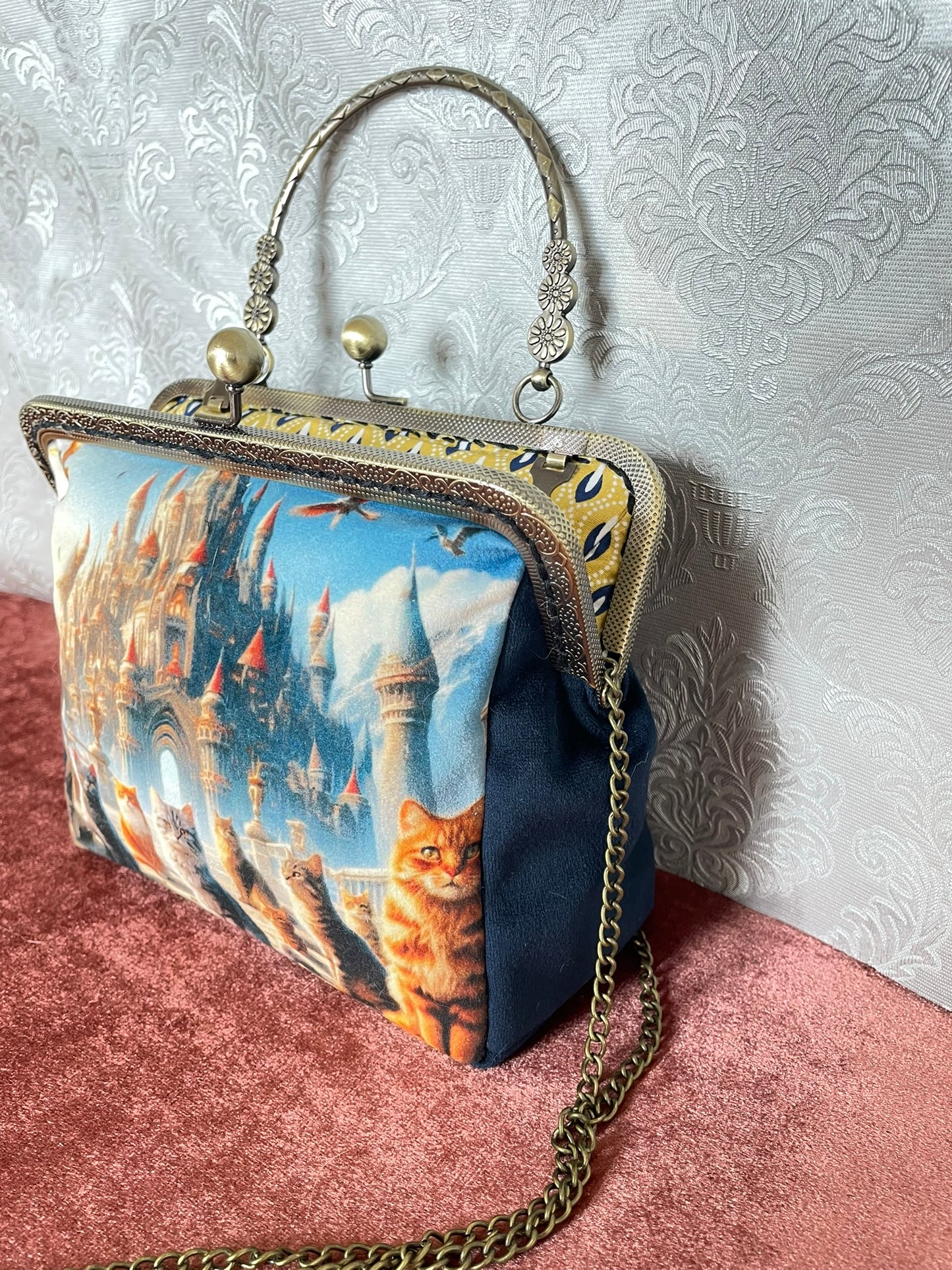 pochette royaume des chats qui est vue de profil