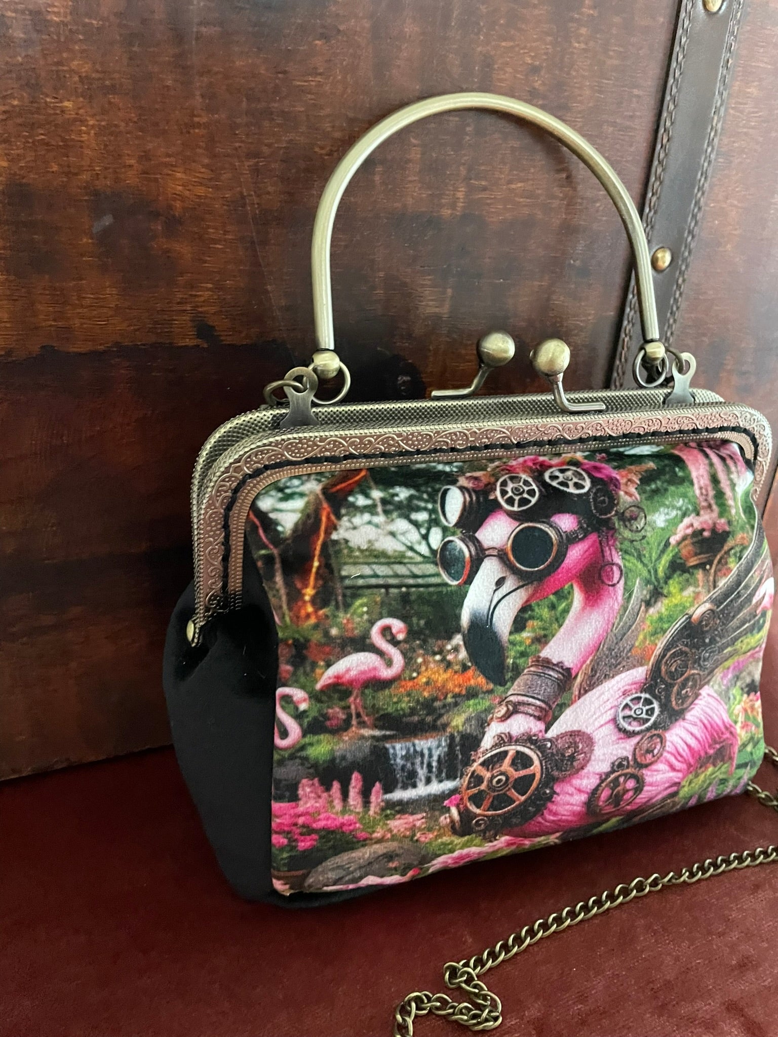 Anse rigide en métal ciselé style victorien pour sac à main artisanal.