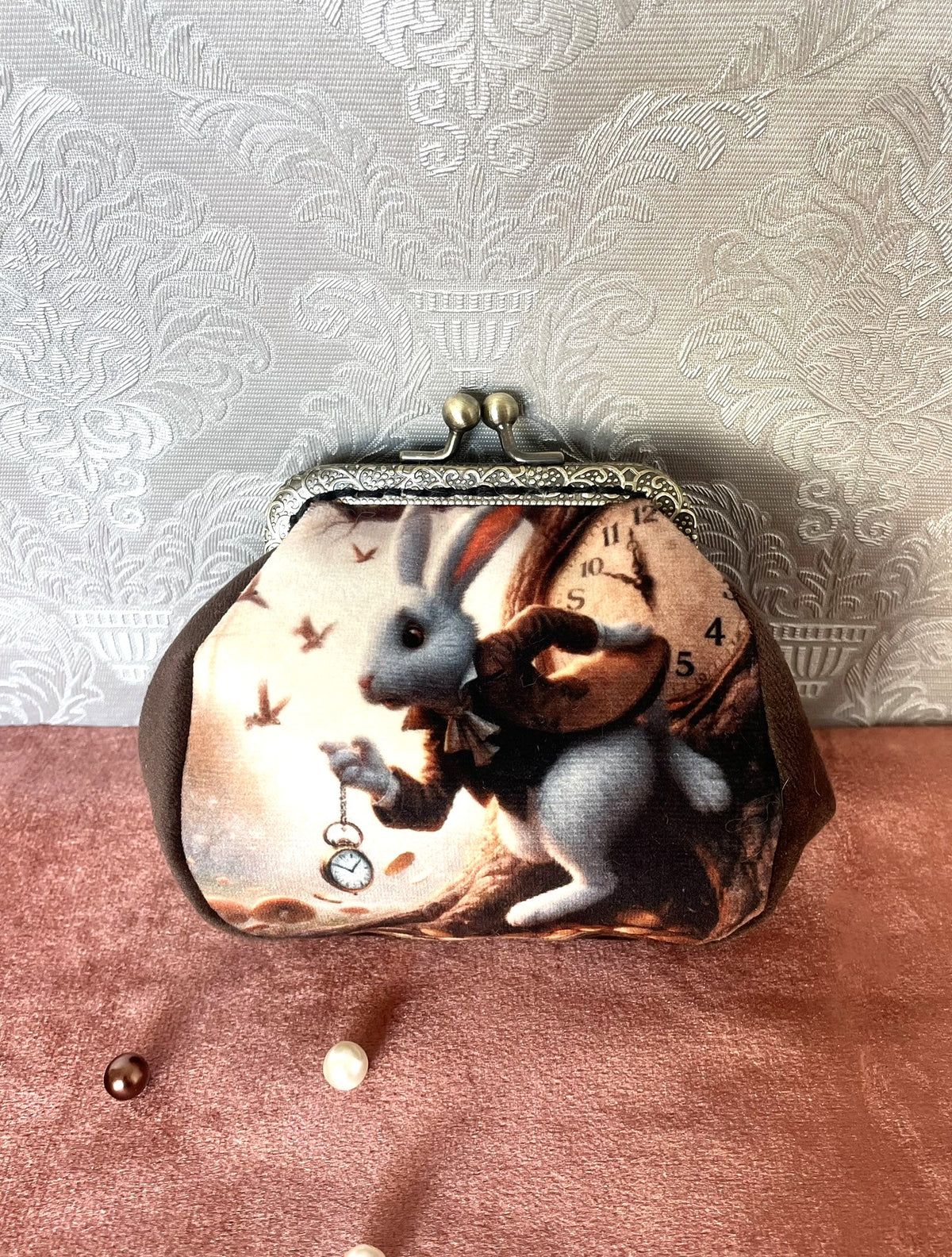 Porte-monnaie retro en velours marron illustration lapin blanc alice au pays des merveilles