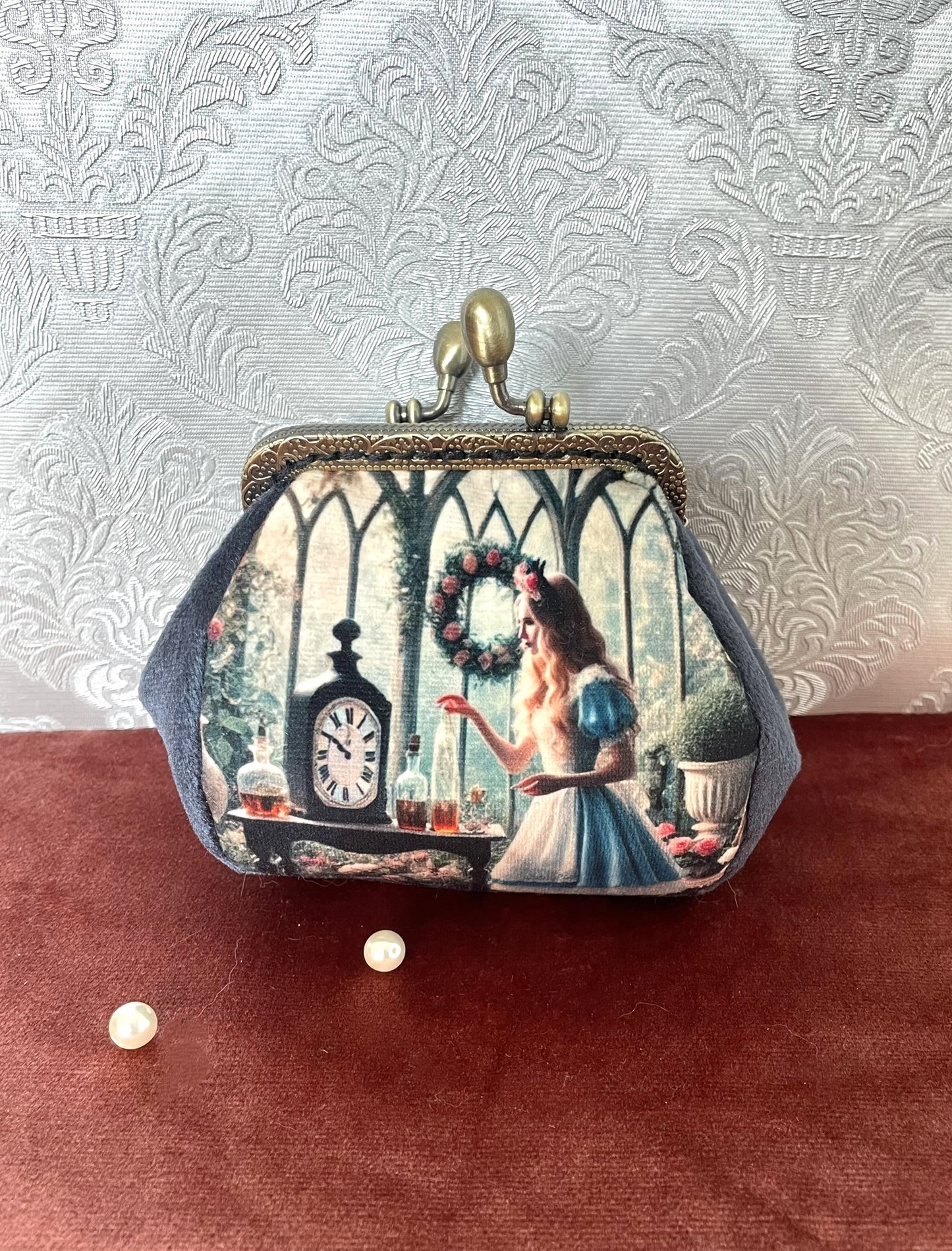 Porte-monnaie rétro avec illustration d'Alice au Pays des Merveilles dans une serre féerique et côtés en velours bleu, création artisanale.