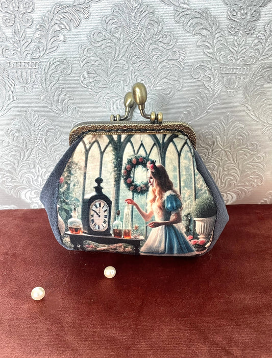 Porte-monnaie rétro avec illustration d'Alice au Pays des Merveilles dans une serre féerique et côtés en velours bleu, création artisanale.