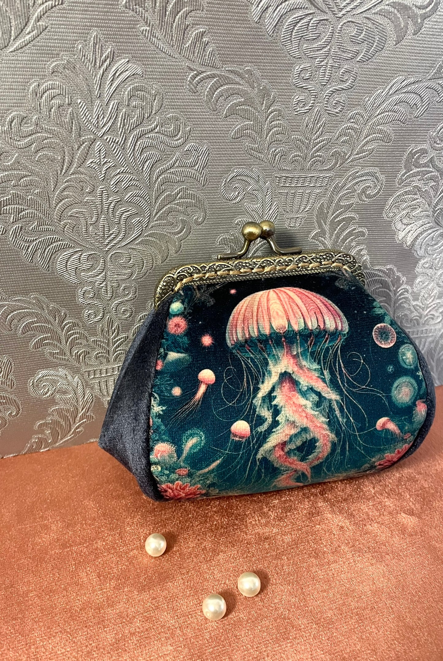 Création artisanale Le Comptoir de Suzanne avec motif méduse et perles décoratives.