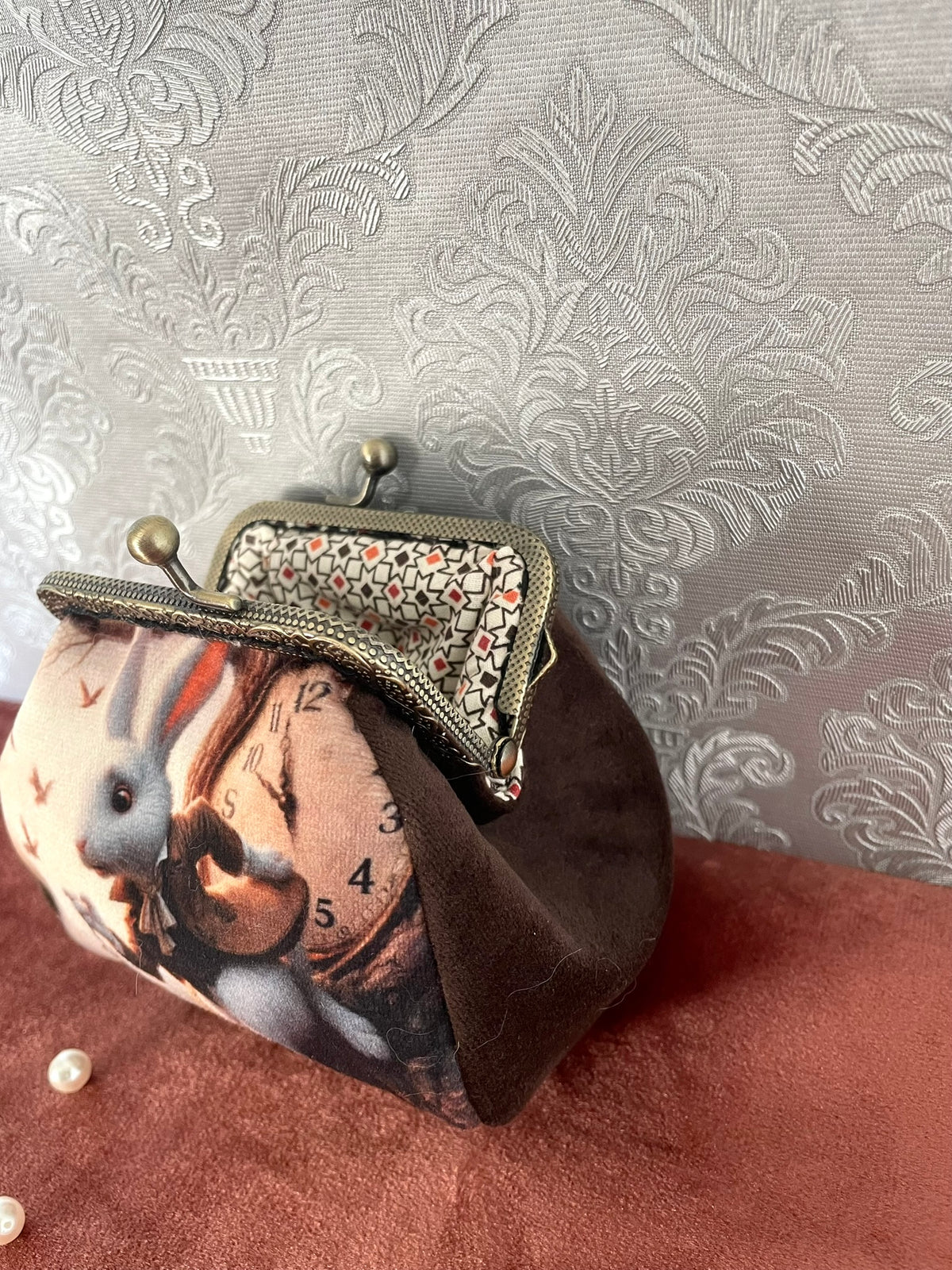 Bourse vintage velours marron motif lapin blanc avec montre a gousset vue trois quarts