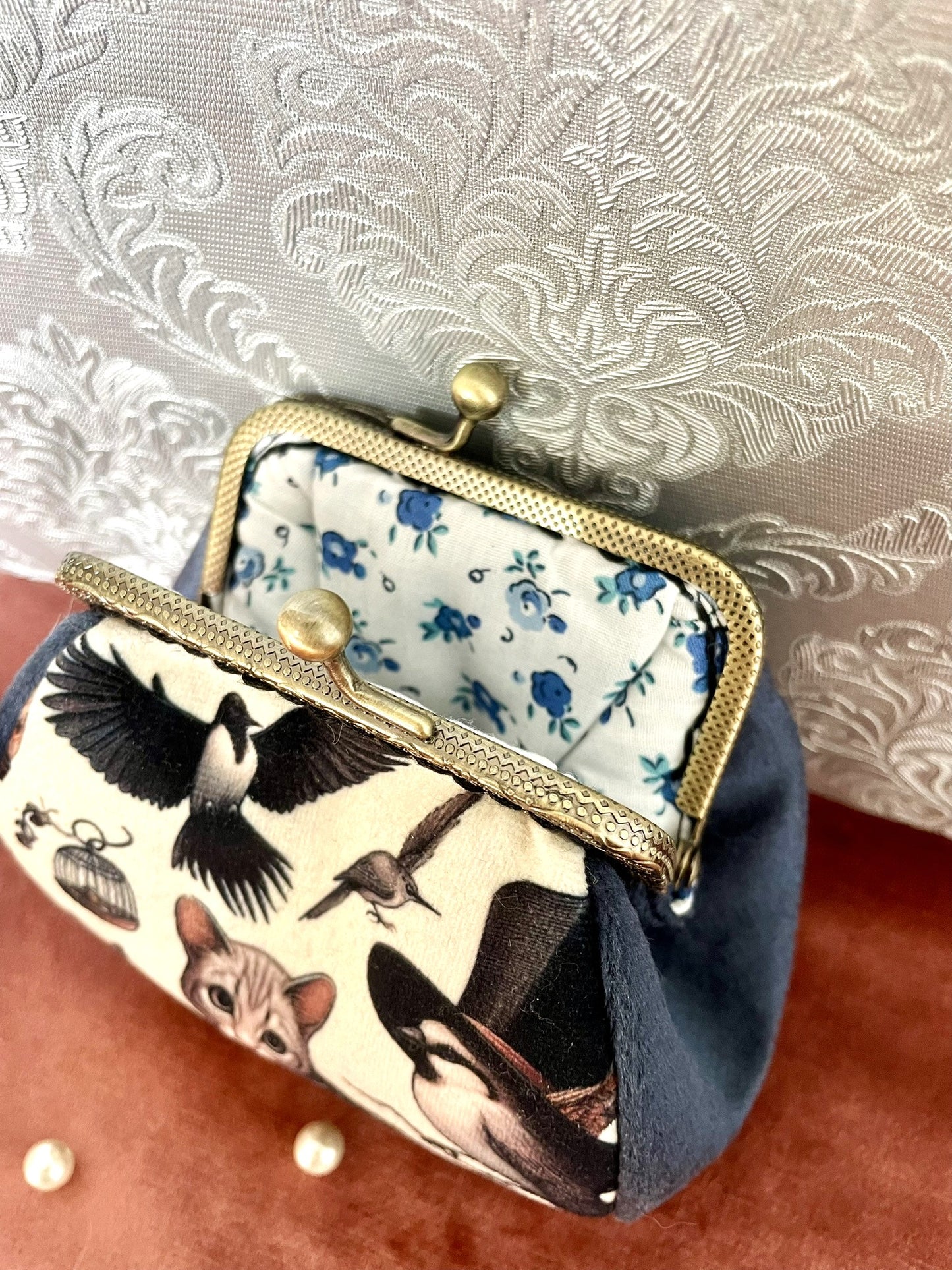 Vue intérieure du porte-monnaie avec doublure de coton aux motifs de fleurs bleues délicates