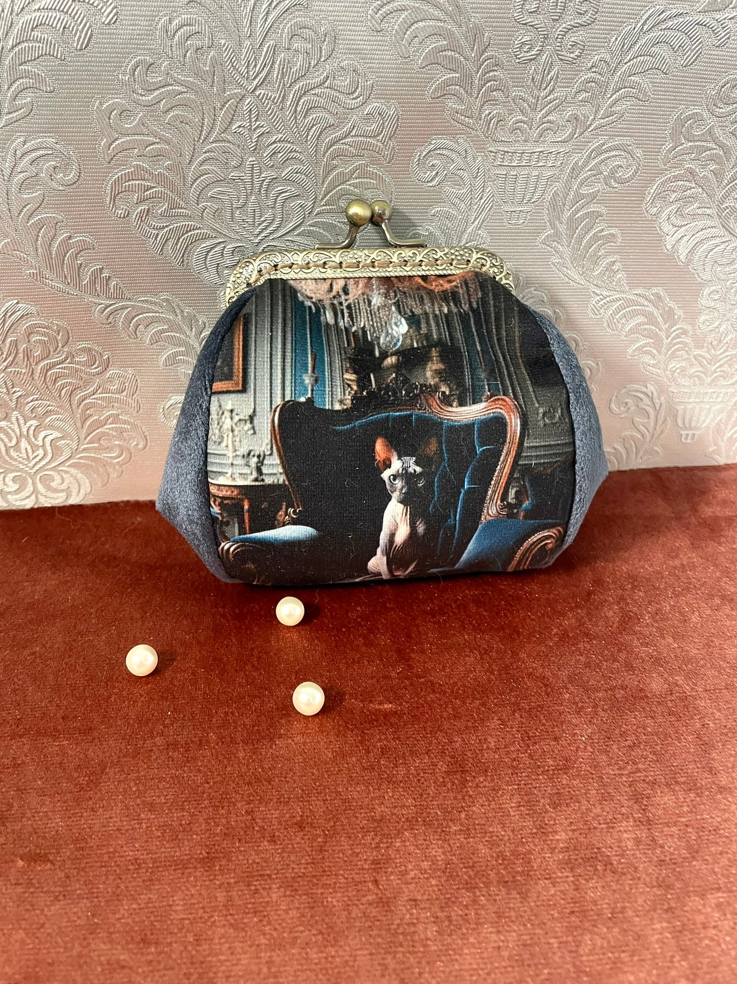 Porte-monnaie artisanal avec illustration d'un chat Sphynx sur un fauteuil Louis XV.