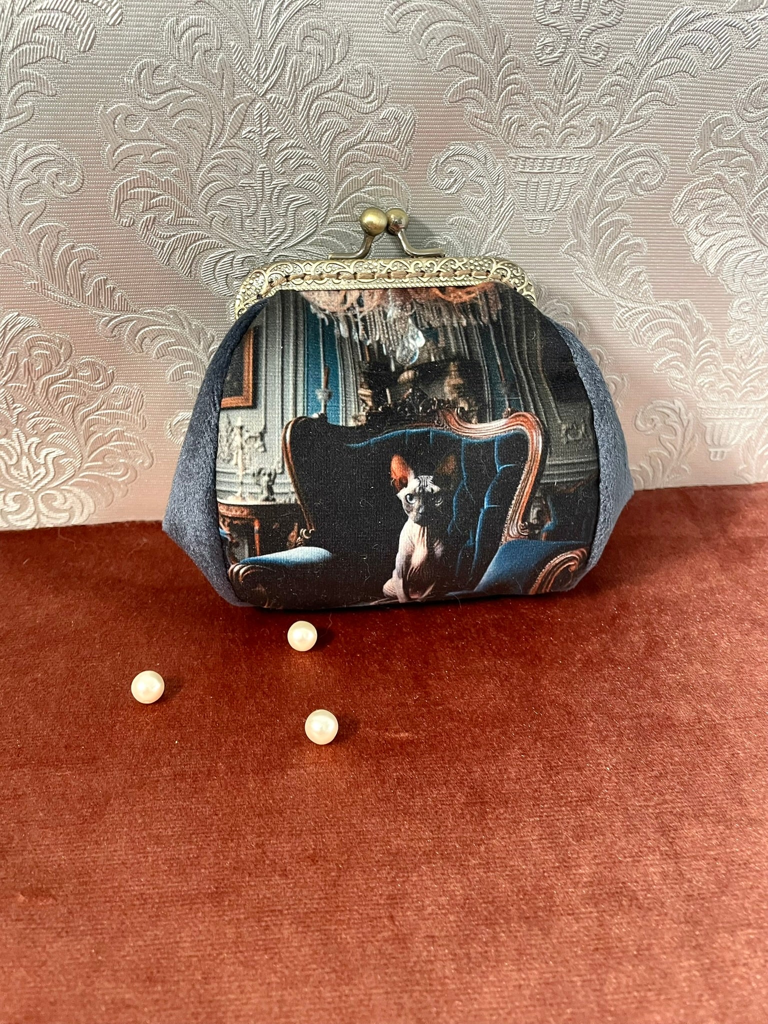 Porte-monnaie artisanal avec illustration d'un chat Sphynx sur un fauteuil Louis XV.
