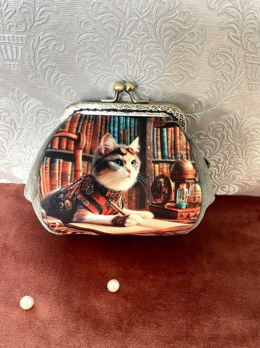 Porte-monnaie artisanal avec illustration d'un chat inventeur Steampunk, lunettes rétro et bibliothèque, côtés en velours gris-vert.
