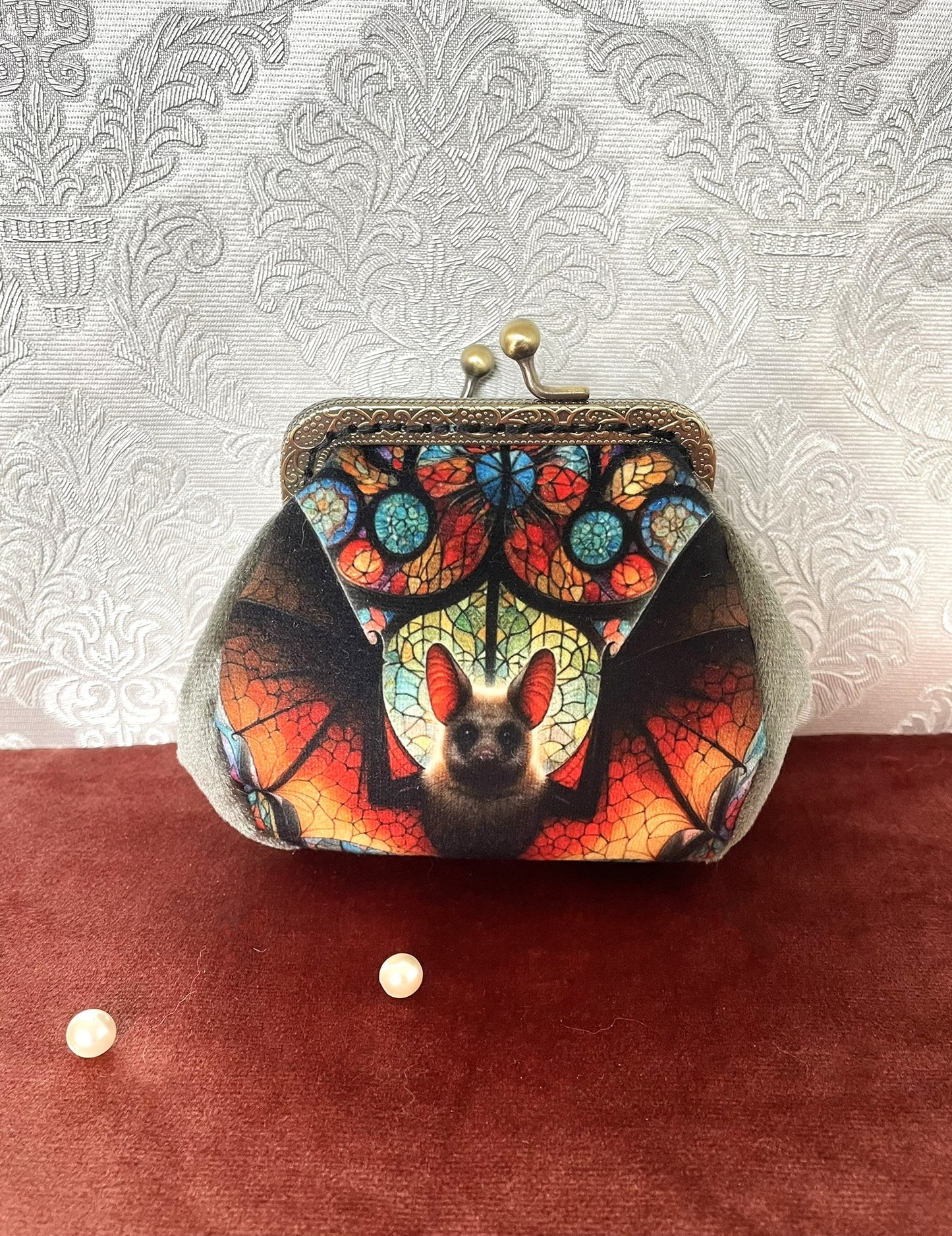 Porte-monnaie artisanal avec illustration de chauve-souris style vitrail coloré et côtés en velours