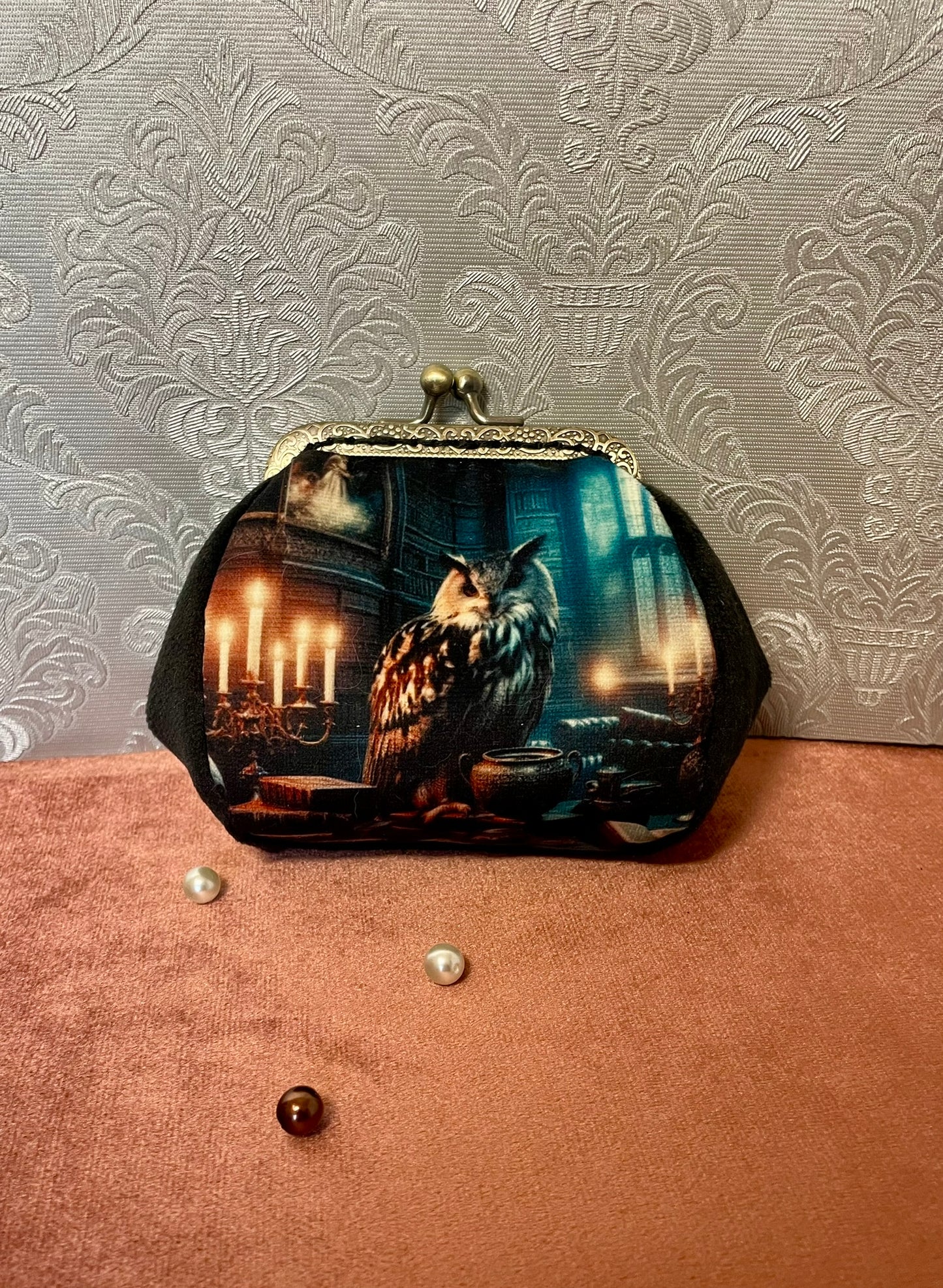 Porte-monnaie avec illustration chouette majestueuse et vieux grimoires