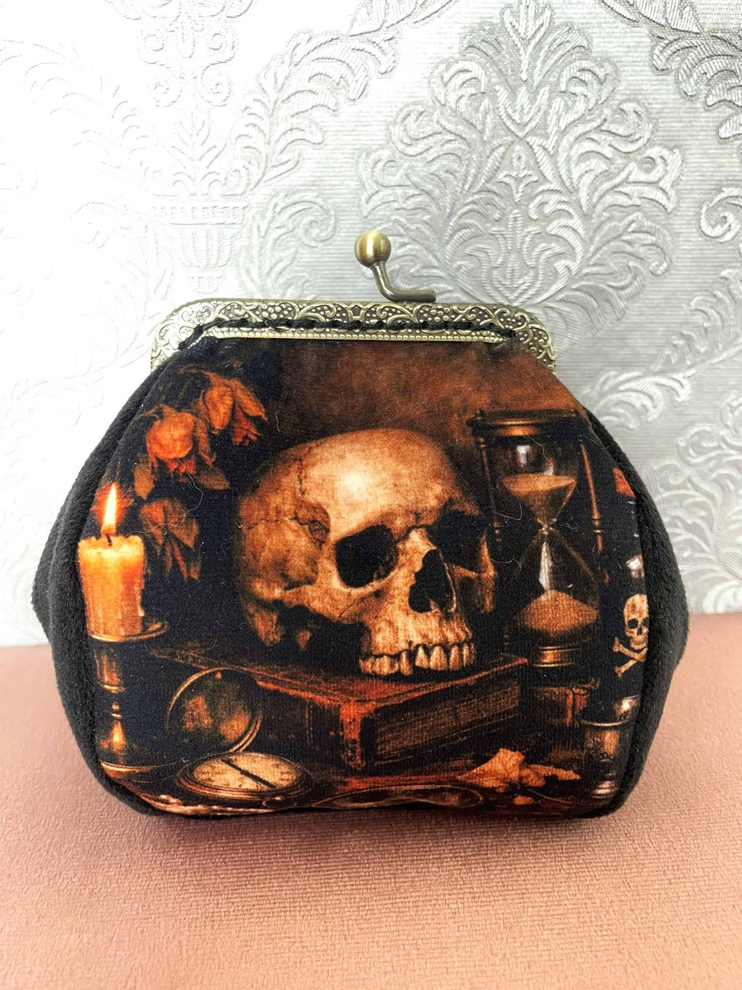Porte-monnaie rétro en velours noir avec illustration style vanité crâne sablier et bougie, création artisanale Le Comptoir de Suzanne.